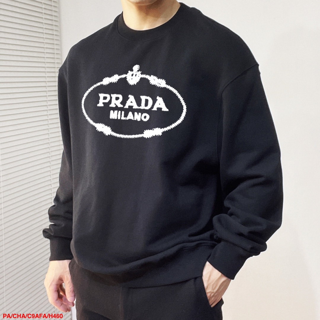 NO:130500,H460 PA Prada 2025ss new model, the highest version of fashionable pullover sweatshirt, a must-have classic work every year. It is favored and praised by major stars. It is selected high-end European cotton blend fabrics, heavy craftsmanship production, original hardware and auxiliary materials logo design, soft and smooth, and dense texture!  Fashionable and stylish upper body!  One of the impeccable must-choose styles for autumn!  M-3XL, prada, hoodie, sweatshirts, alexander wang19860909H460 PA普拉达 2025ss爆新款,最高版本时尚套头卫衣、每年必出的经典之作.受各大明星的青睐推崇,精选高端欧棉混纺面料,重工艺制作,原版五金辅料logo设计,柔软顺滑,质地密实！上身时尚有型！秋季无可挑剔必选款式之一！M-3XL,,prada,hoodie,sweatshirts,alexander wang,Men's clothing