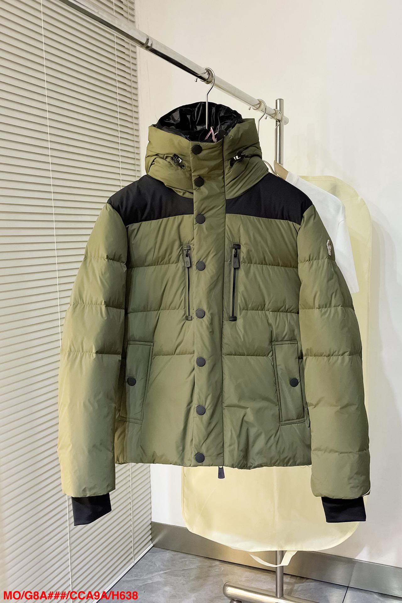 NO:729520,Replacement after the end of the year H638 MOMon*cler Men's Men's Counter Synchronous Men's Down Jacket, Windbreaker and Ski Wear!  The interior is filled with 90% down, which is very cool and handsome. The amount of down is super sufficient ~ super cold-resistant!  Original LOGO hardware, waterproof zipper design, windproof sleeves, strong warmth retention. The craftsmanship details are exquisite and the upper body effect is super beautiful!  Available from stock!  !  Color Black Royal Blue Green Code Number 1-2-3-4-5 Three Standards Complete This model has a high profit margin when placing an order if you transfer the picture, Moncler, down jacket,19860909年后退换 H638 MOMon*cler 蒙口 男款专柜同步男士羽绒服 冲风衣 滑雪服！ 内里填充90绒 非常酷帅 充绒量超级足～超级耐寒！ 原版LOGO五金 防水拉链设计防风口袖 保暖性强.工艺细节精细到位 上身效果超好看！现货供应！！ 颜色黑色 宝蓝色 绿色 码数1-2-3-4-5 三标齐全 此款转图下单高让利,,Moncler,down jacket,,Men's clothing