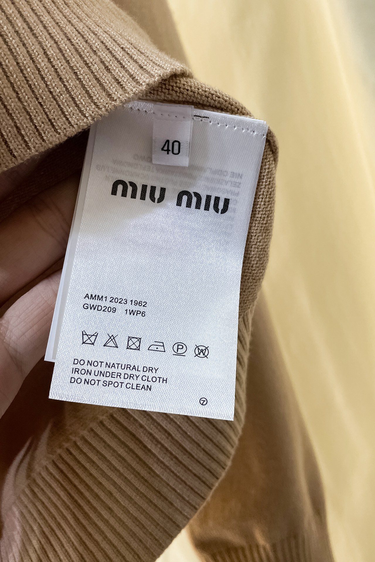 I229MUMiuMiu刺绣薄款打底开衫面料采用棉羊毛成份分别为55羊毛45棉该款面料上身非常舒适轻薄透