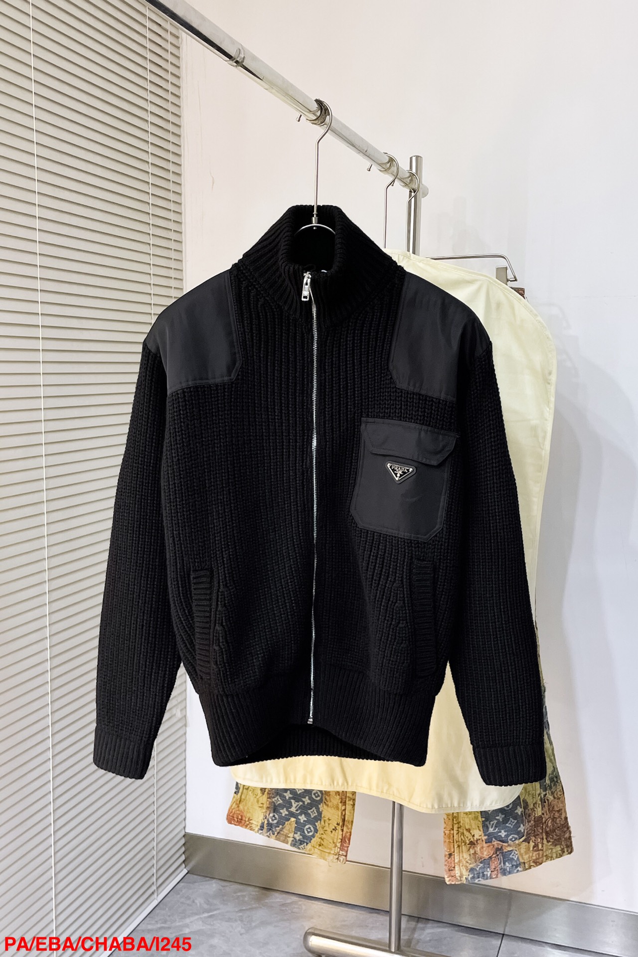 NO:726050,Replacement after the end of the year I245 PAPRADA Triangular Logo Knit S-XL Customized Australian cotton velvet elegant fabric, full of texture, thick and solid, every inch of fiber contains heavy warmth. The process uses imported special machine infrared positioning 'Prada Triangular Logo', the position is more accurate, firm and strong, seamless splicing and fine workmanship. The process of connecting the fabric pieces together through specific sewing and weaving techniques makes the splicing almost invisible. The splicing effect is beautiful and neat.  Artificial sewing disc splicing to open the bag. Each open bag is hand-joined by craftsmen. The size and height of the open bag are precisely controlled to ensure that the left and right bags are of the same size. Three standards are complete. Next day, prada,19860909年后退换 I245 PAPRADA 三角标针织 S-XL 定制澳棉绒雅织 质感十足 厚重扎实 每一寸纤维都蕴含着沉甸甸的暖意 工艺采用进口专机红外线定位“Prada三角标” 位置更为精准 牢固结实 无缝拼接精工细做 将织片通过特定的缝制 编织手法连接在一起的工艺 使拼接处几乎看不出痕迹 拼接效果美观且整洁 人工缝盘拼接开袋 每一个开袋都是由工匠手工拼接而成 精确控制开袋的大小和高度 确保的左右袋大小高低一致 三标齐全 隔天,,prada,,Men's clothing