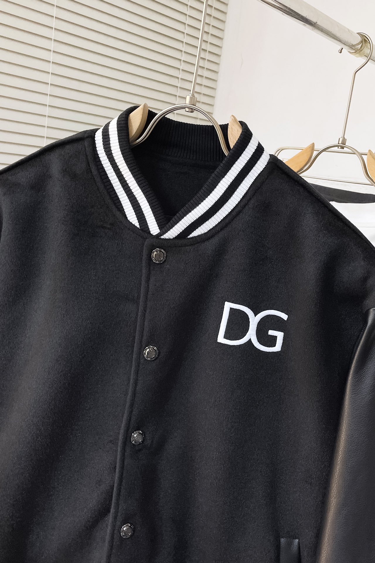   I490 DG 💥杜嘉班纳 独家专供新款刺绣拼接毛呢棒球服外套 高版本⚠️高版本⚠️
定织里布提花面