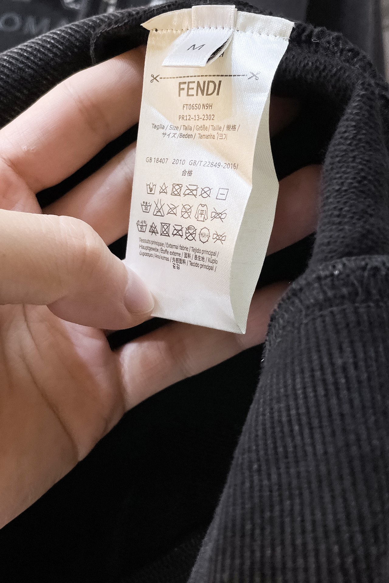   I497 FD🔥Fendi SS秋冬新款连帽卫衣，胸口精致立体印花，袋鼠兜口袋．简单高级不啰嗦！重工