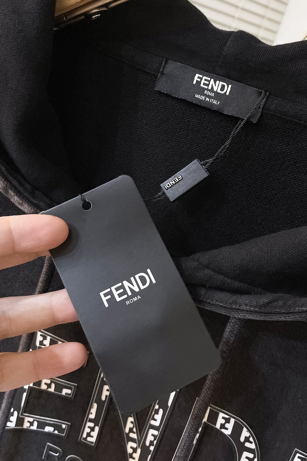   I497 FD🔥Fendi SS秋冬新款连帽卫衣，胸口精致立体印花，袋鼠兜口袋．简单高级不啰嗦！重工