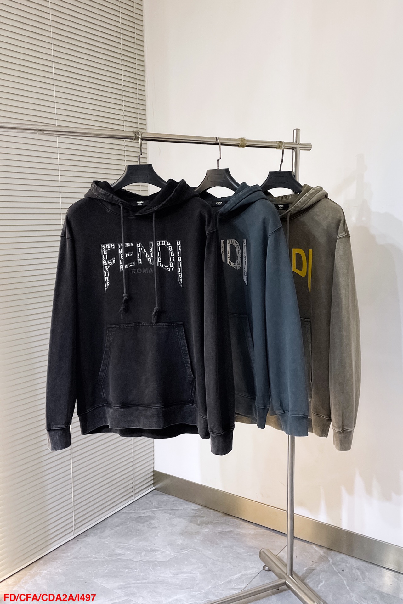   I497 FD🔥Fendi SS秋冬新款连帽卫衣，胸口精致立体印花，袋鼠兜口袋．简单高级不啰嗦！重工