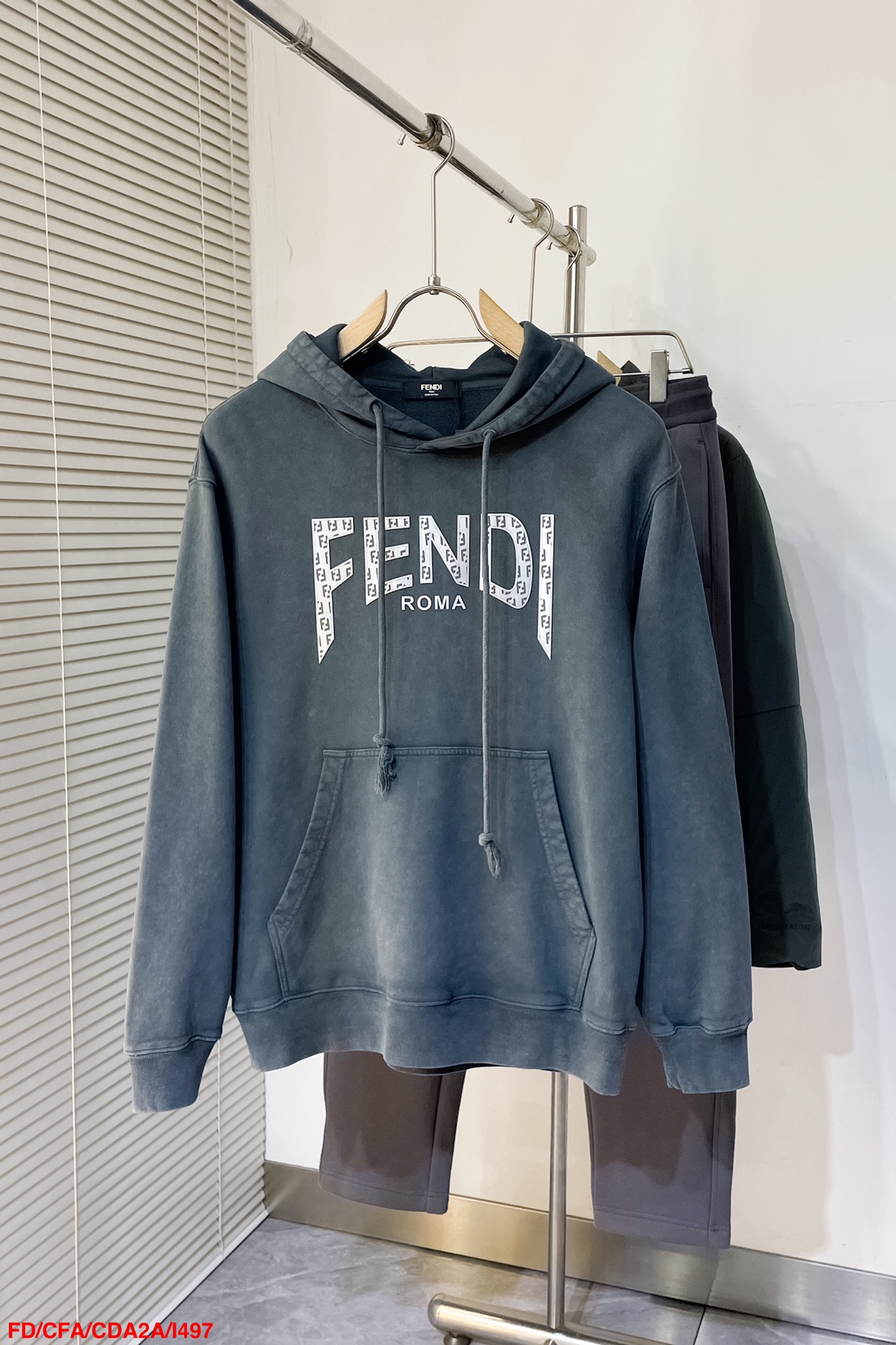   I497 FD🔥Fendi SS秋冬新款连帽卫衣，胸口精致立体印花，袋鼠兜口袋．简单高级不啰嗦！重工