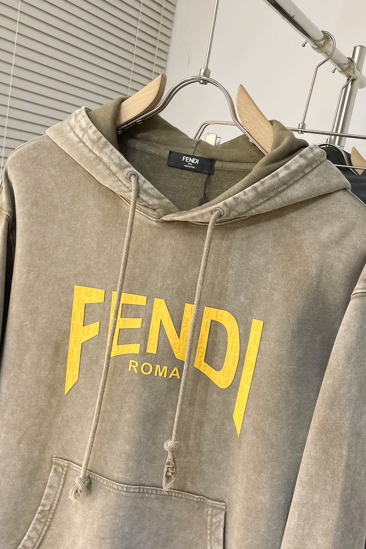  I497 FD🔥Fendi SS秋冬新款连帽卫衣，胸口精致立体印花，袋鼠兜口袋．简单高级不啰嗦！重工