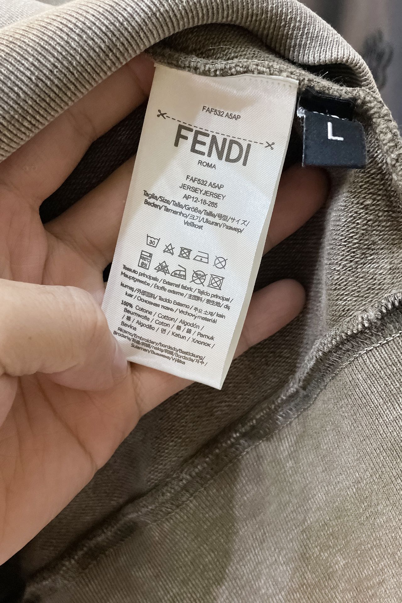   I497 FD🔥Fendi SS秋冬新款连帽卫衣，胸口精致立体印花，袋鼠兜口袋．简单高级不啰嗦！重工