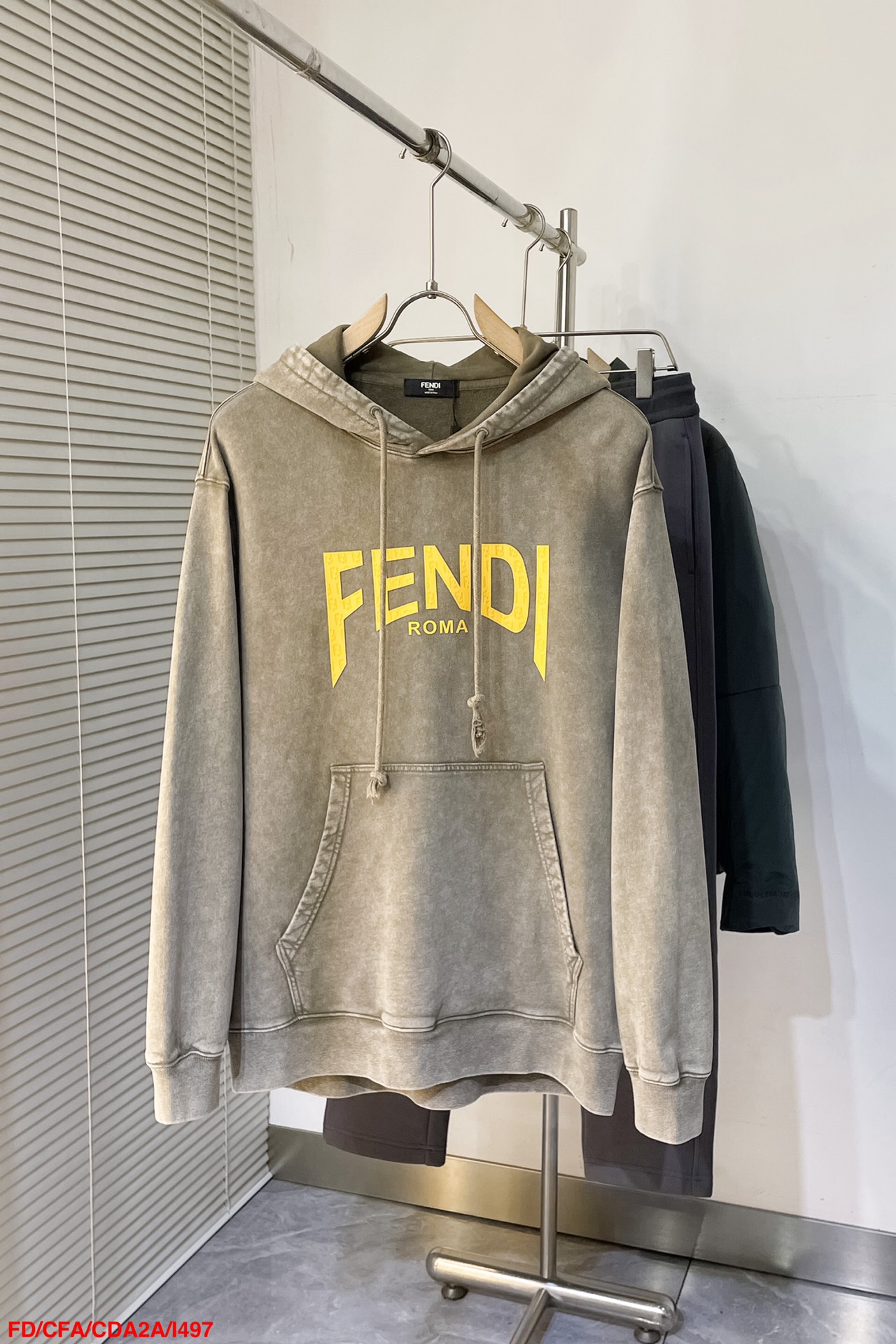   I497 FD🔥Fendi SS秋冬新款连帽卫衣，胸口精致立体印花，袋鼠兜口袋．简单高级不啰嗦！重工