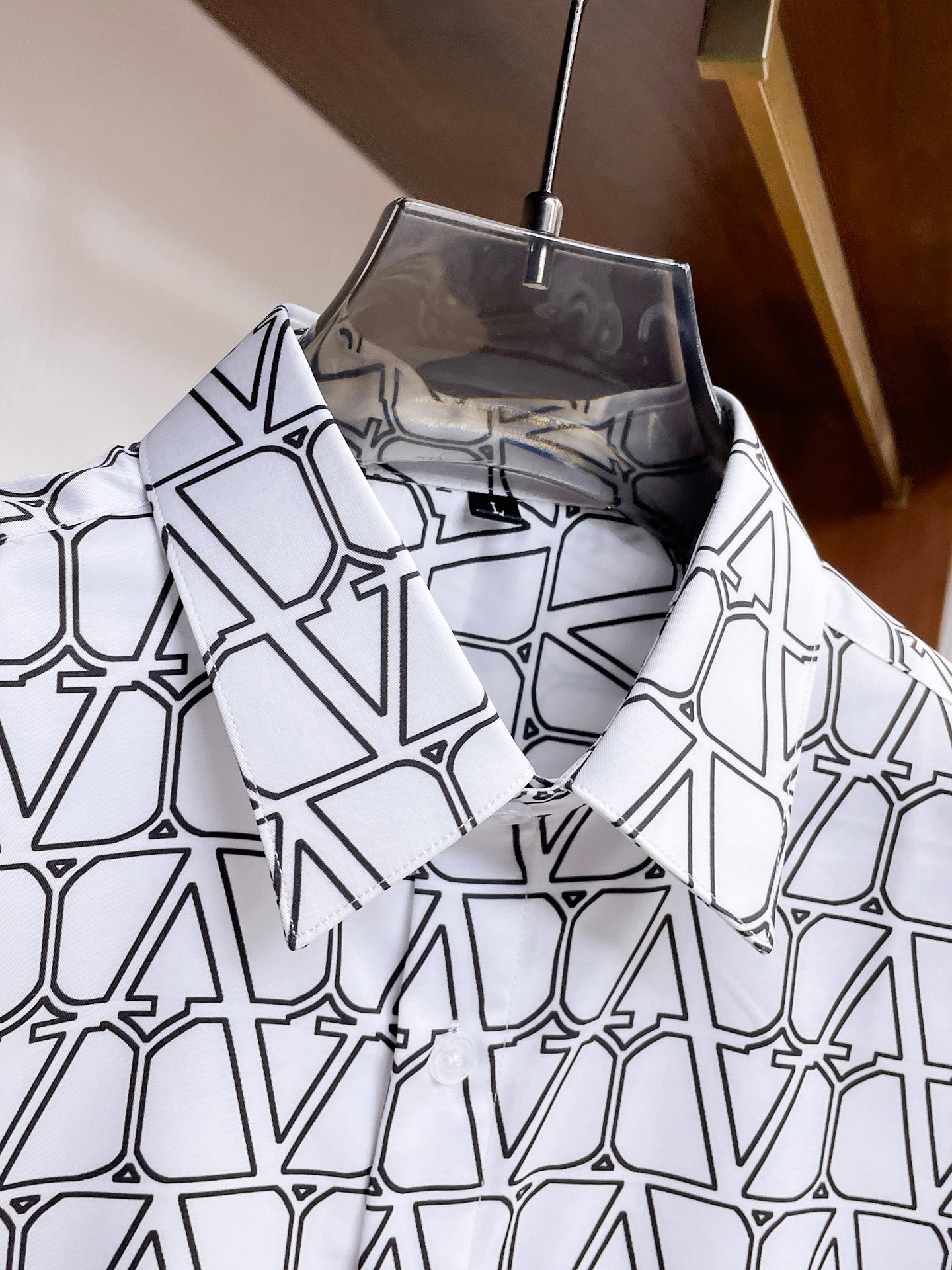 2024 Valentino Men’s Longsleeves: Soft, Fashionable, Custom Buttons, Unisex, Various Sizes. - 图片 4