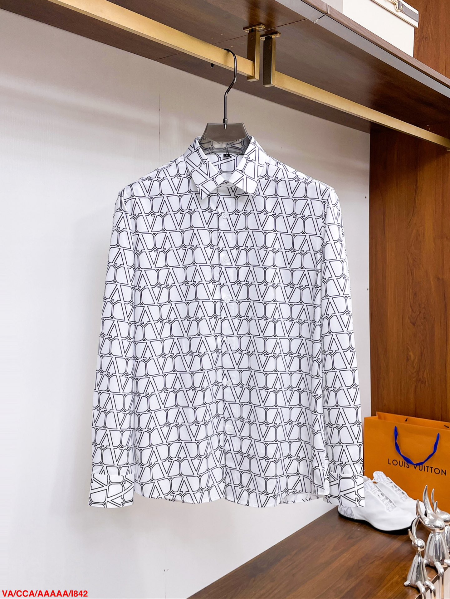 2024 Valentino Men’s Longsleeves: Soft, Fashionable, Custom Buttons, Unisex, Various Sizes. - 图片 1