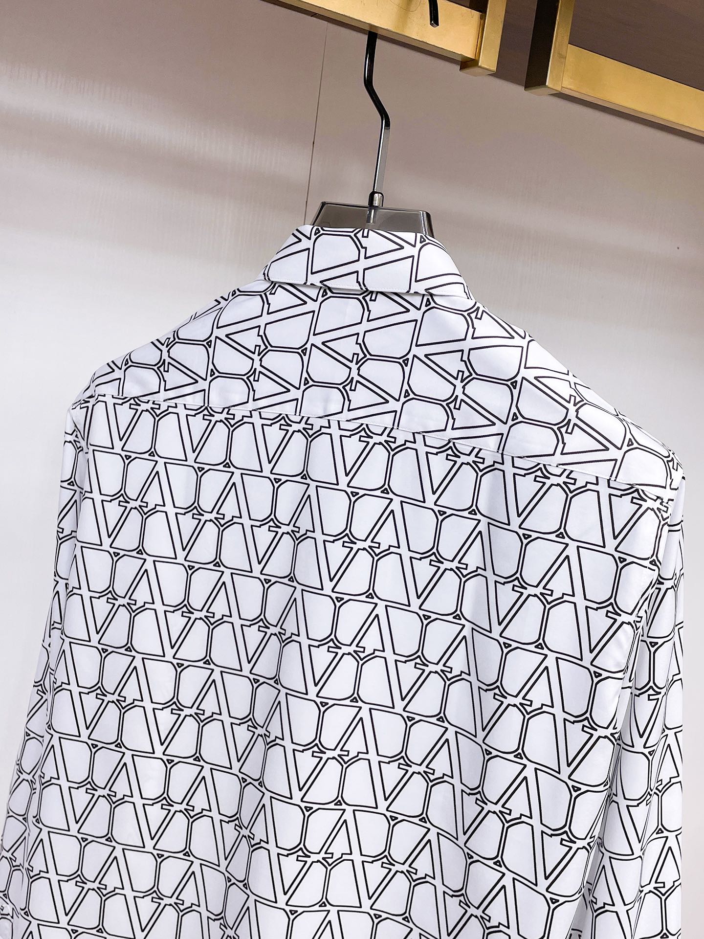 2024 Valentino Men’s Longsleeves: Soft, Fashionable, Custom Buttons, Unisex, Various Sizes. - 图片 9