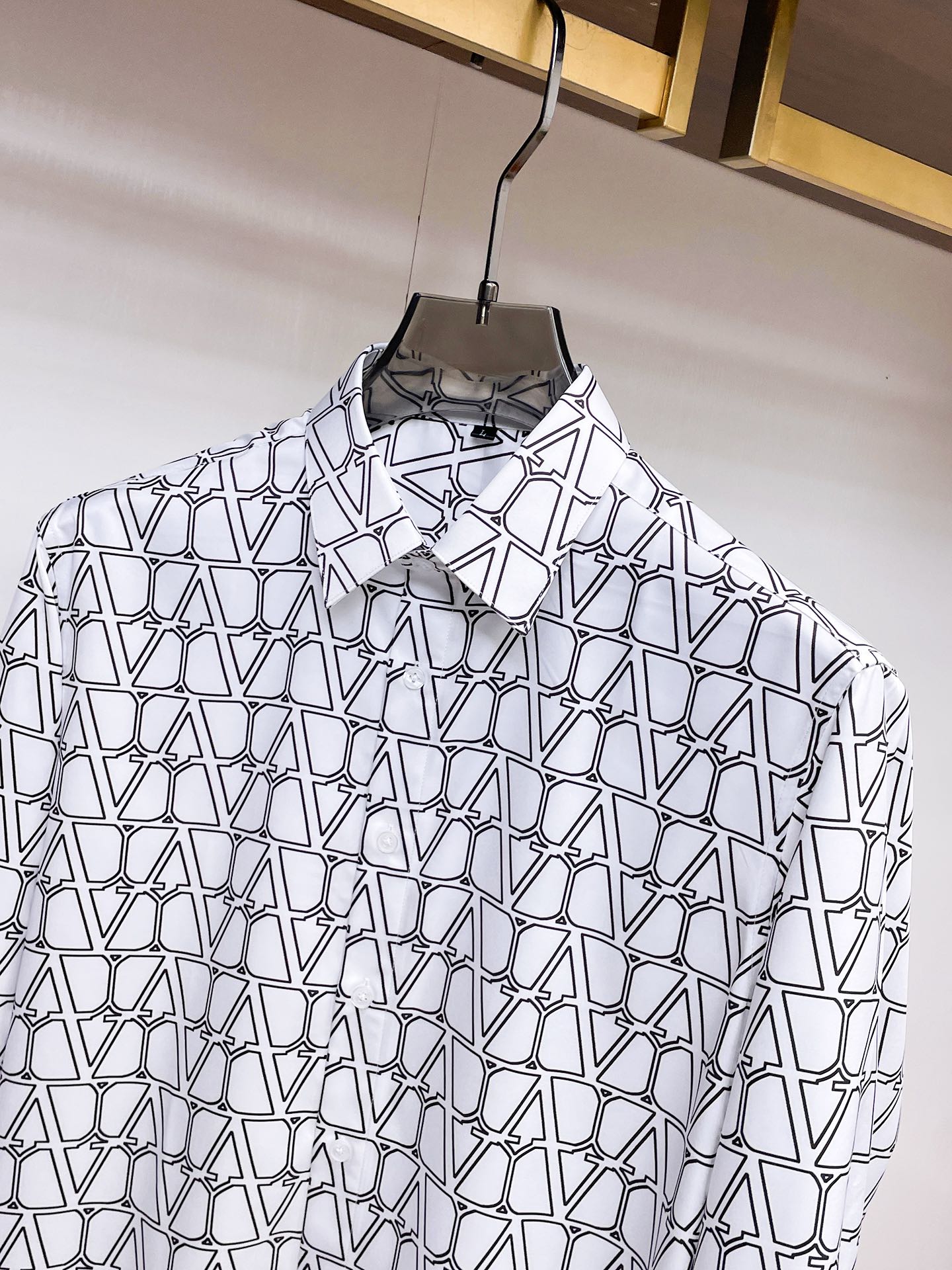 2024 Valentino Men’s Longsleeves: Soft, Fashionable, Custom Buttons, Unisex, Various Sizes. - 图片 3