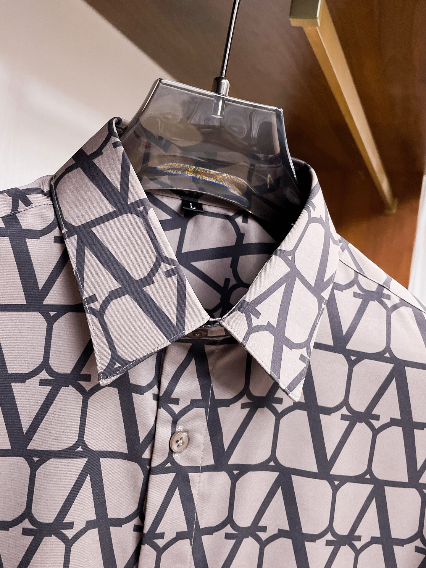 2024 Valentino Men’s Longsleeves: Soft, Custom Buttons, Fashionable, Sizes M-XXXL, Next-Day Delivery - 图片 4