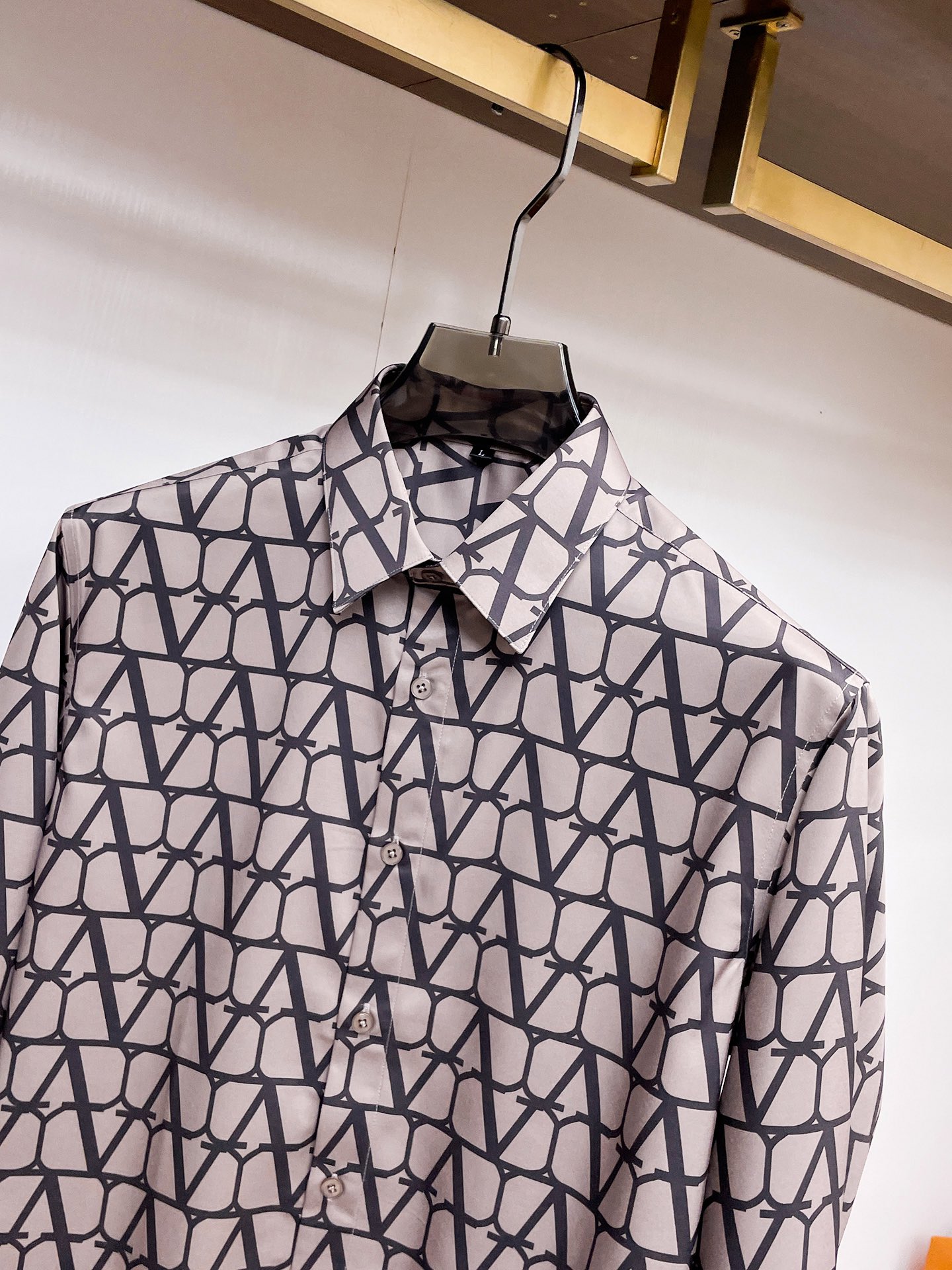 2024 Valentino Men’s Longsleeves: Soft, Custom Buttons, Fashionable, Sizes M-XXXL, Next-Day Delivery - 图片 3