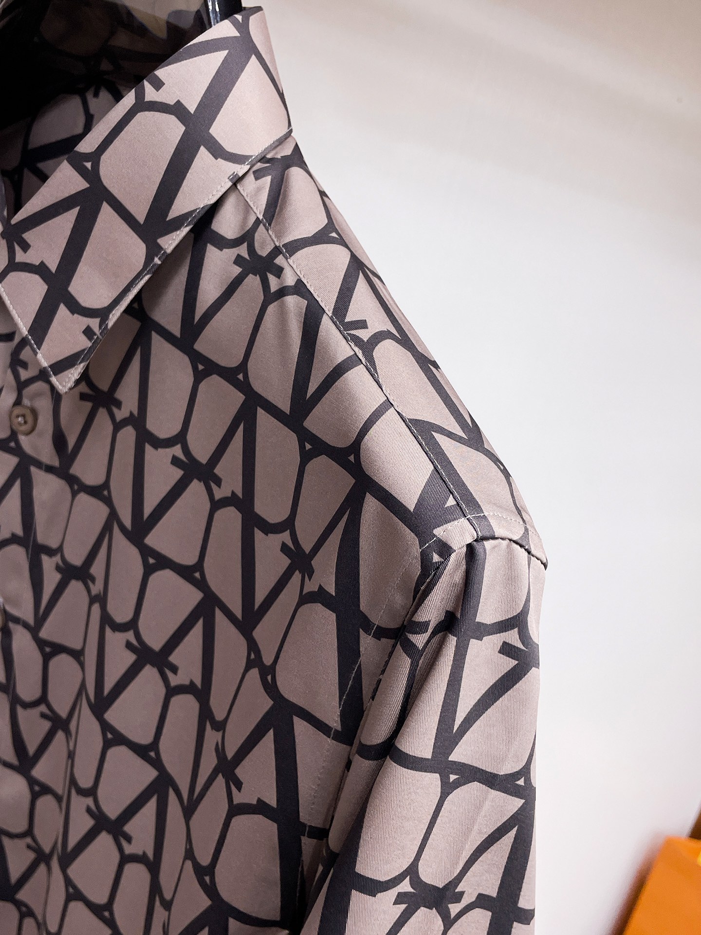 2024 Valentino Men’s Longsleeves: Soft, Custom Buttons, Fashionable, Sizes M-XXXL, Next-Day Delivery - 图片 6