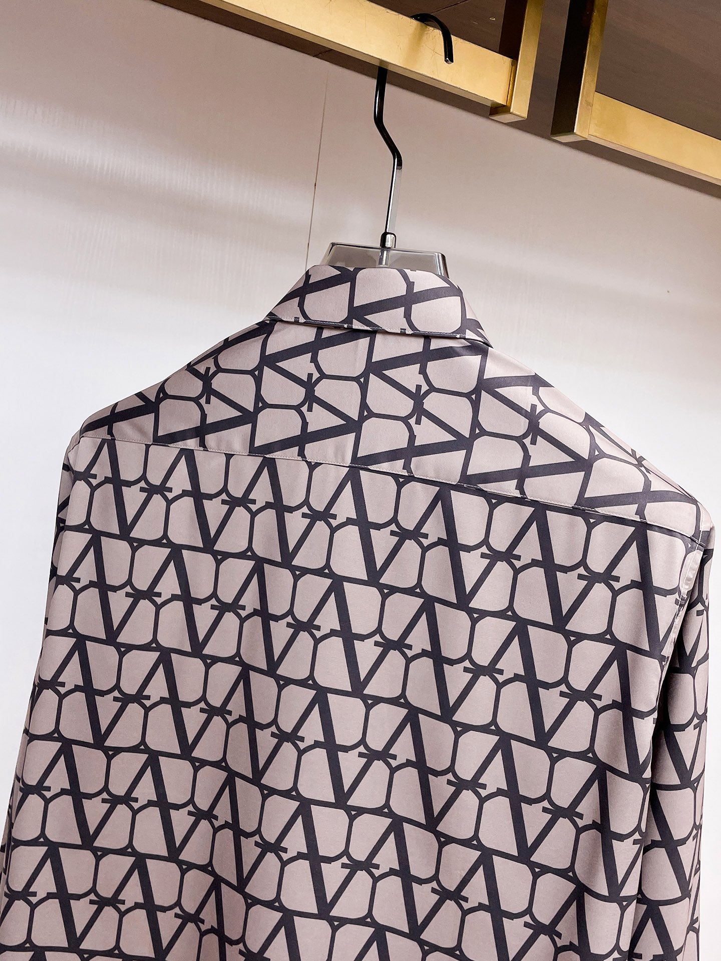 2024 Valentino Men’s Longsleeves: Soft, Custom Buttons, Fashionable, Sizes M-XXXL, Next-Day Delivery - 图片 9