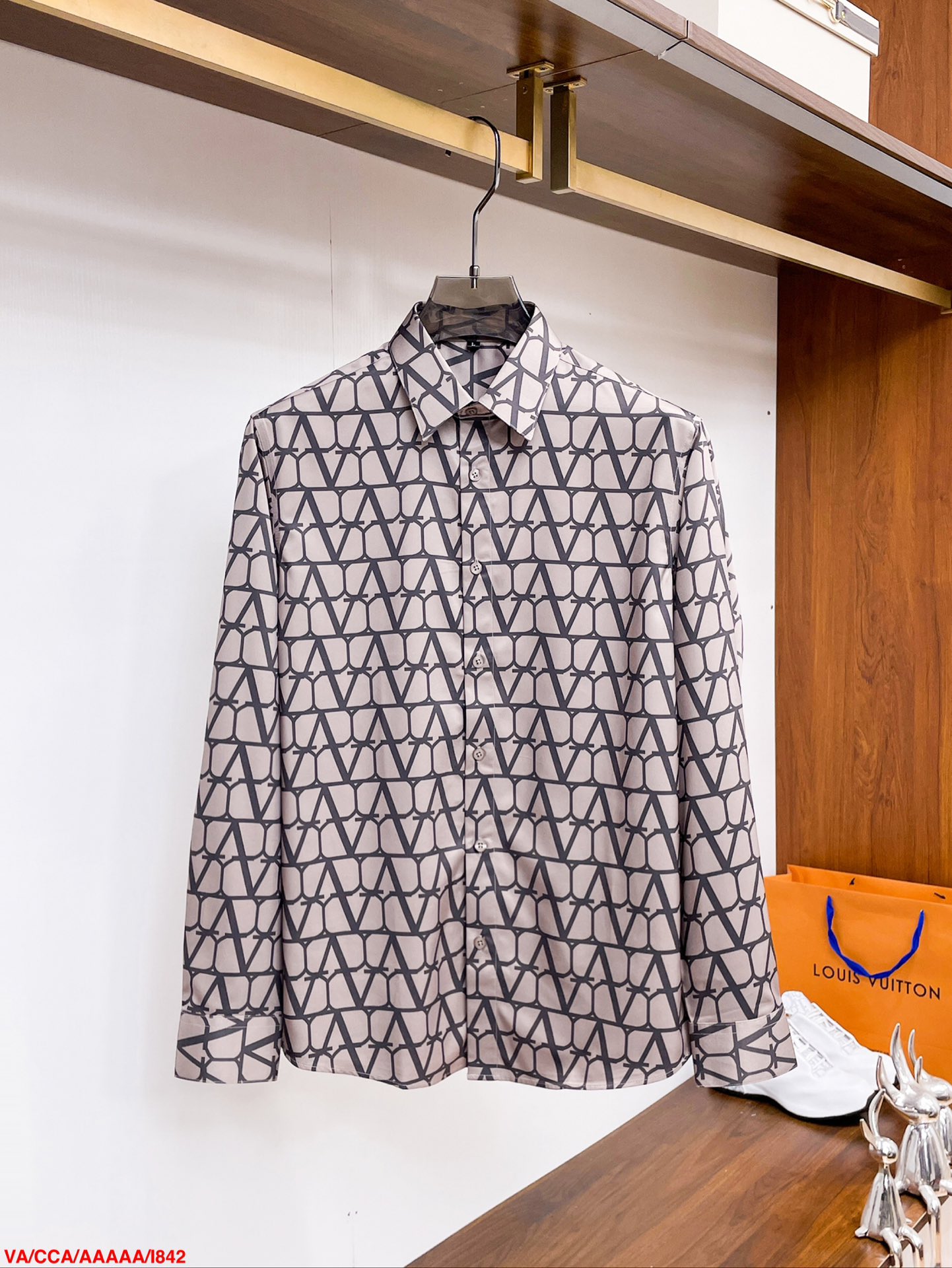 2024 Valentino Men’s Longsleeves: Soft, Custom Buttons, Fashionable, Sizes M-XXXL, Next-Day Delivery - 图片 1