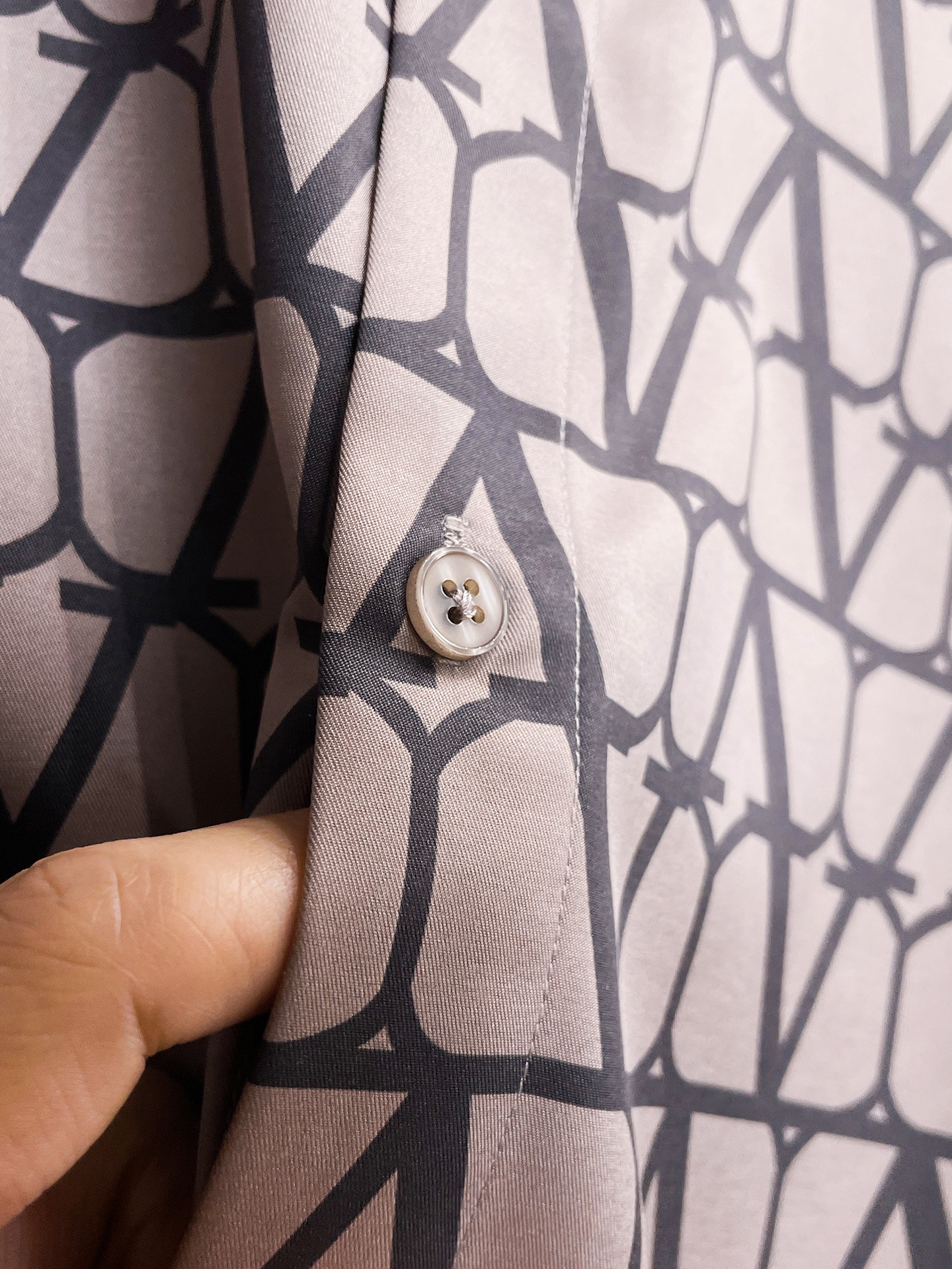 2024 Valentino Men’s Longsleeves: Soft, Custom Buttons, Fashionable, Sizes M-XXXL, Next-Day Delivery - 图片 5