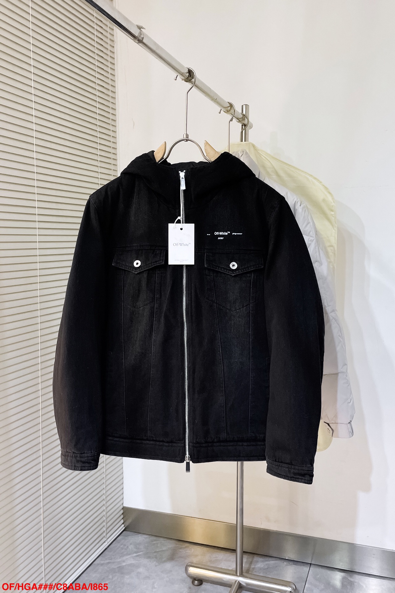 NO:596360,I865 OFOFF WHITE new denim print hooded down jacket, customer-supplied denim fabric, washed slightly whitened and distressed, classic ow brand print on the back, highly recognizable. 90 down filling, same style for men and women. Available in three sizes, S-XL. This model can be transferred to order for high profit. Next day, off white, jackets & coats, down jacket, hats, alexander wang19860909I865 OFOFF WHITE新款牛仔印花 连帽羽绒服外套 客供牛仔面料 水洗微泛白做旧,后背ow品牌经典印花 辨识度极高.90绒填充 男女同款. 尺码S-XL三标齐全 此款转下单高让利 隔天,,off white,jackets & coats,down jacket,hats,alexander wang,Men's clothing