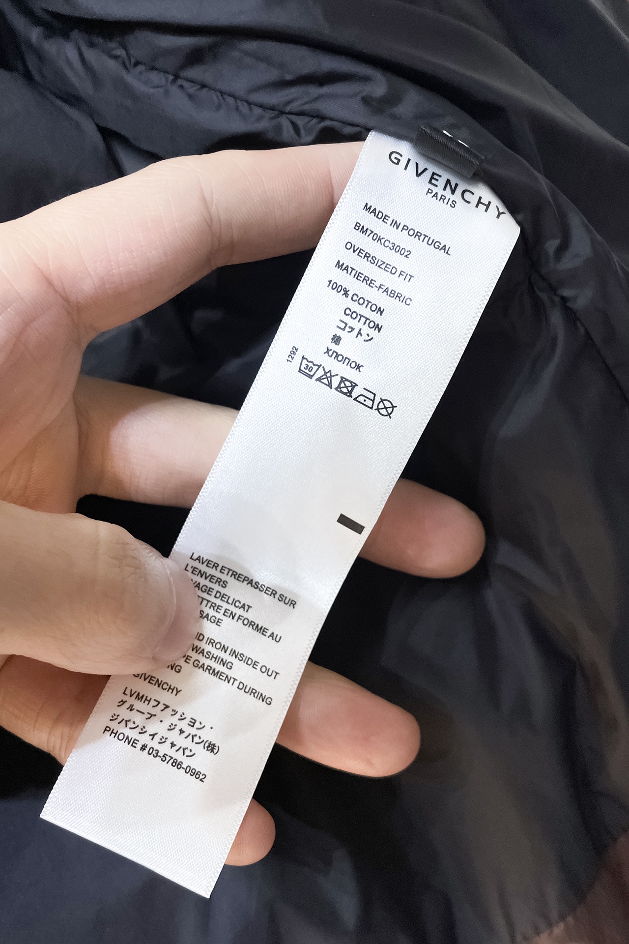 ️️️l872Givenchy2024秋冬新款️纪梵希新款立领设计羽绒服外套选用亮泽尼龙面料打造胸前经典