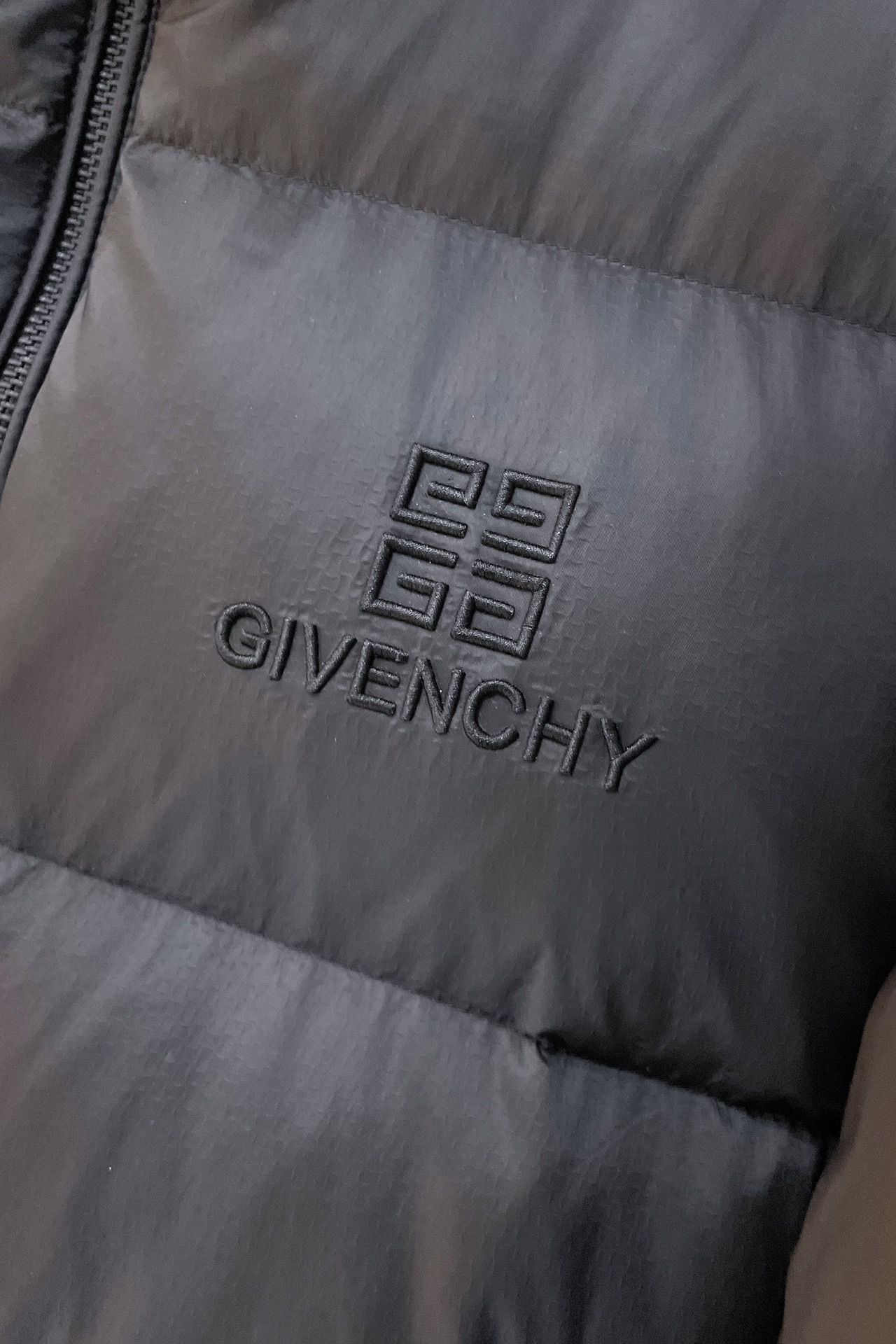 ️️️l872Givenchy2024秋冬新款️纪梵希新款立领设计羽绒服外套选用亮泽尼龙面料打造胸前经典