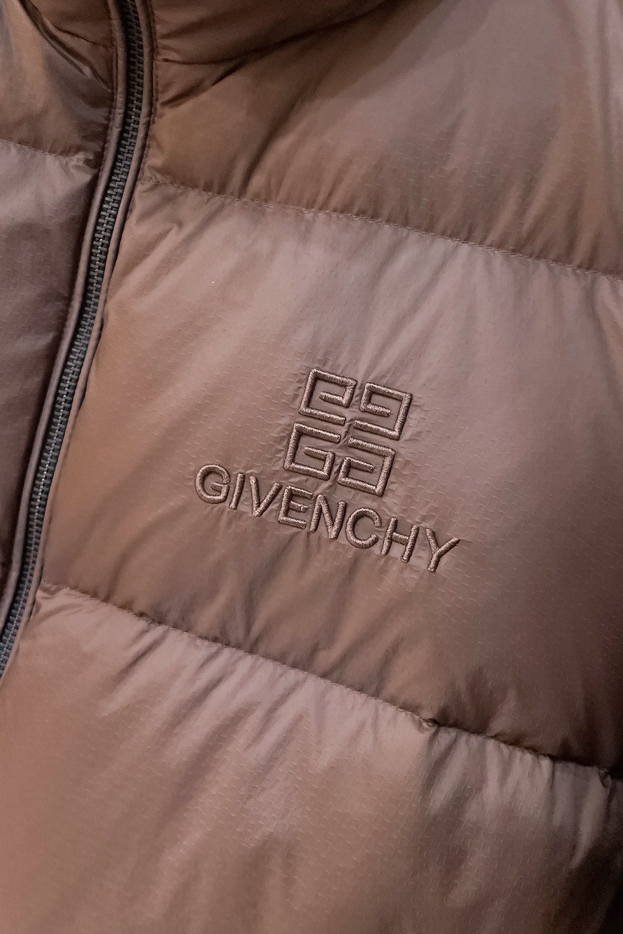 ️️️l872Givenchy2024秋冬新款️纪梵希新款立领设计羽绒服外套选用亮泽尼龙面料打造胸前经典