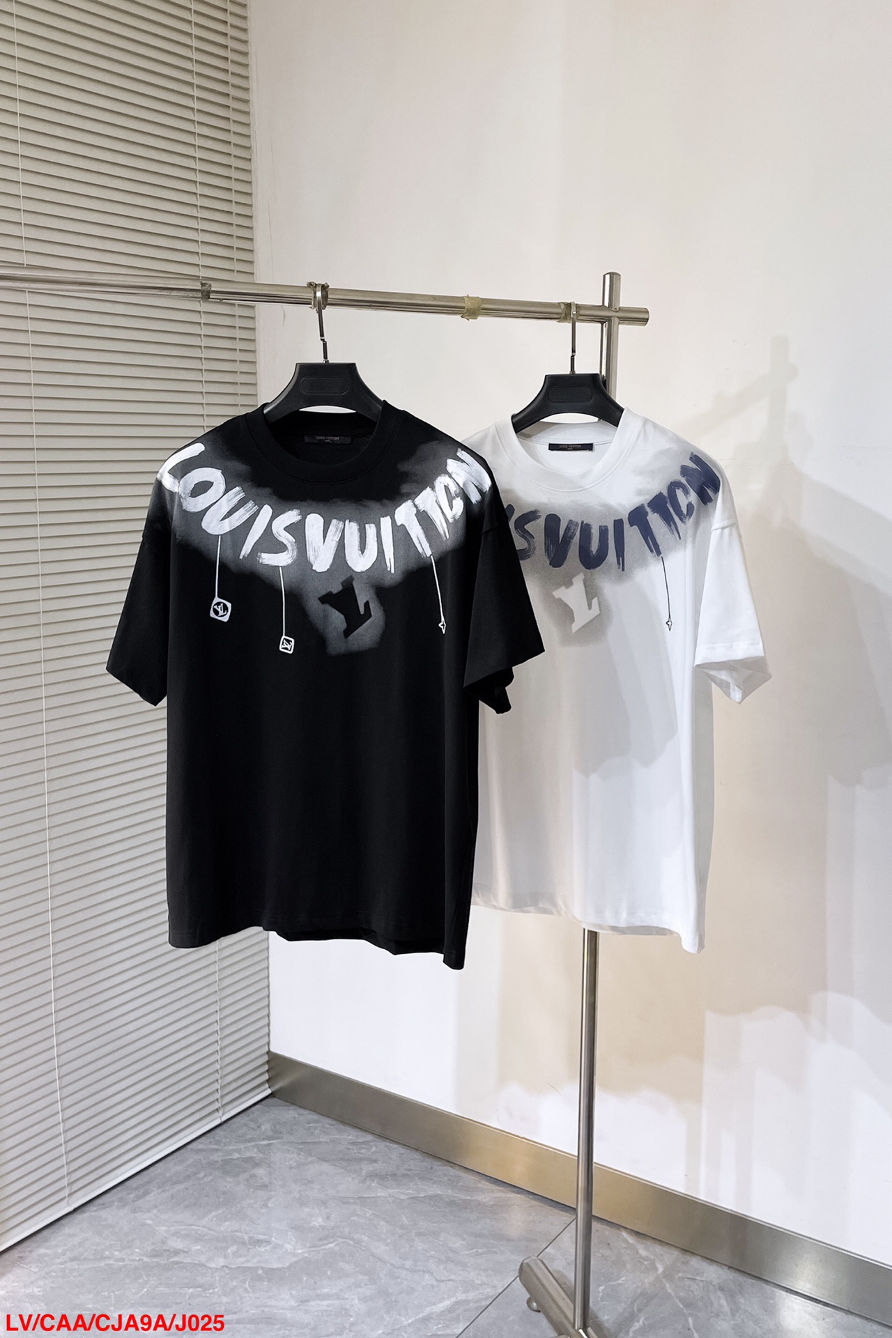 J025 LV🔥Louis Vuitton/路易威登  黑白字母涂鸦印花
标识精致升级，灵感源自八十年