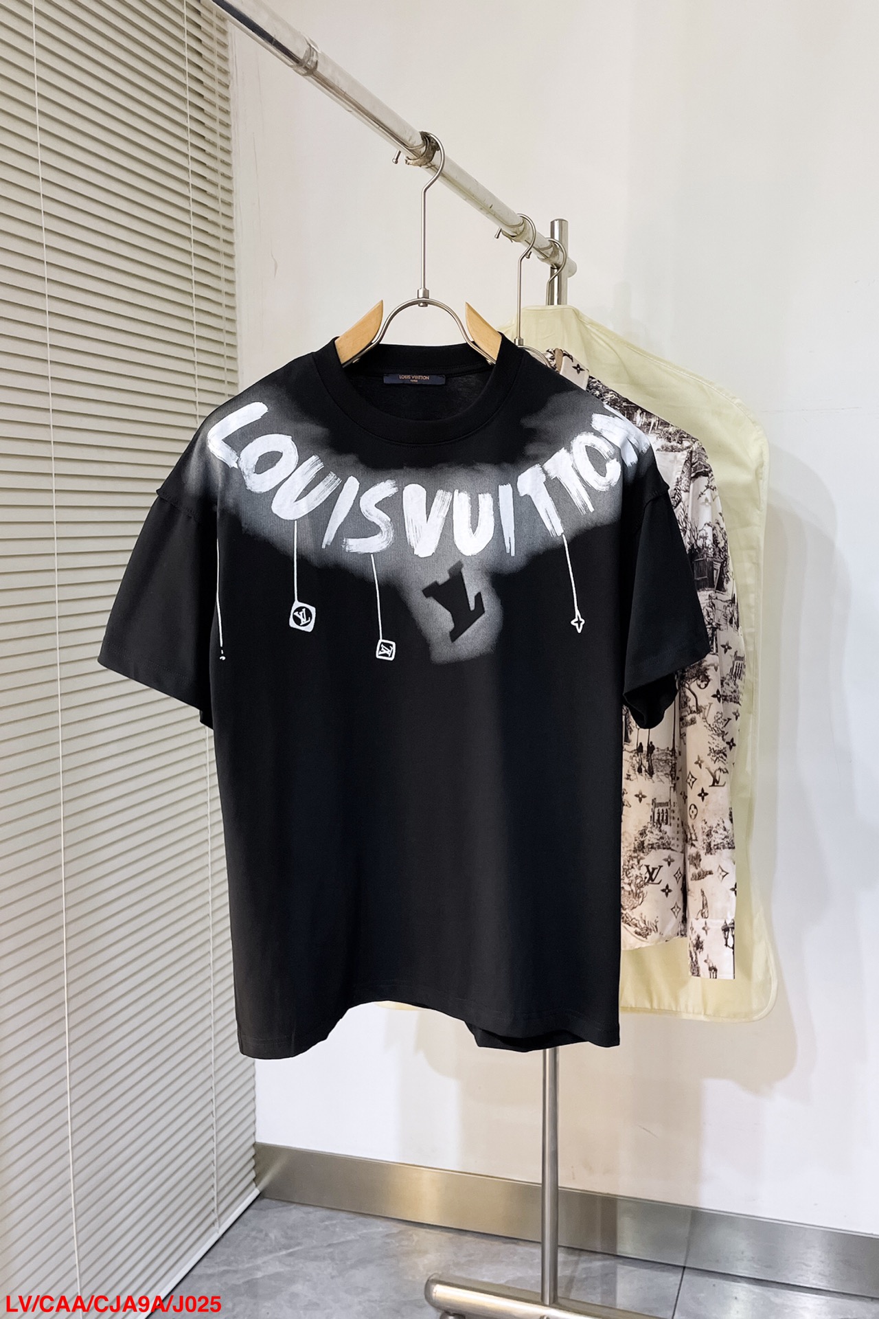  J025 LV🔥Louis Vuitton/路易威登  黑白字母涂鸦印花
标识精致升级，灵感源自八十年