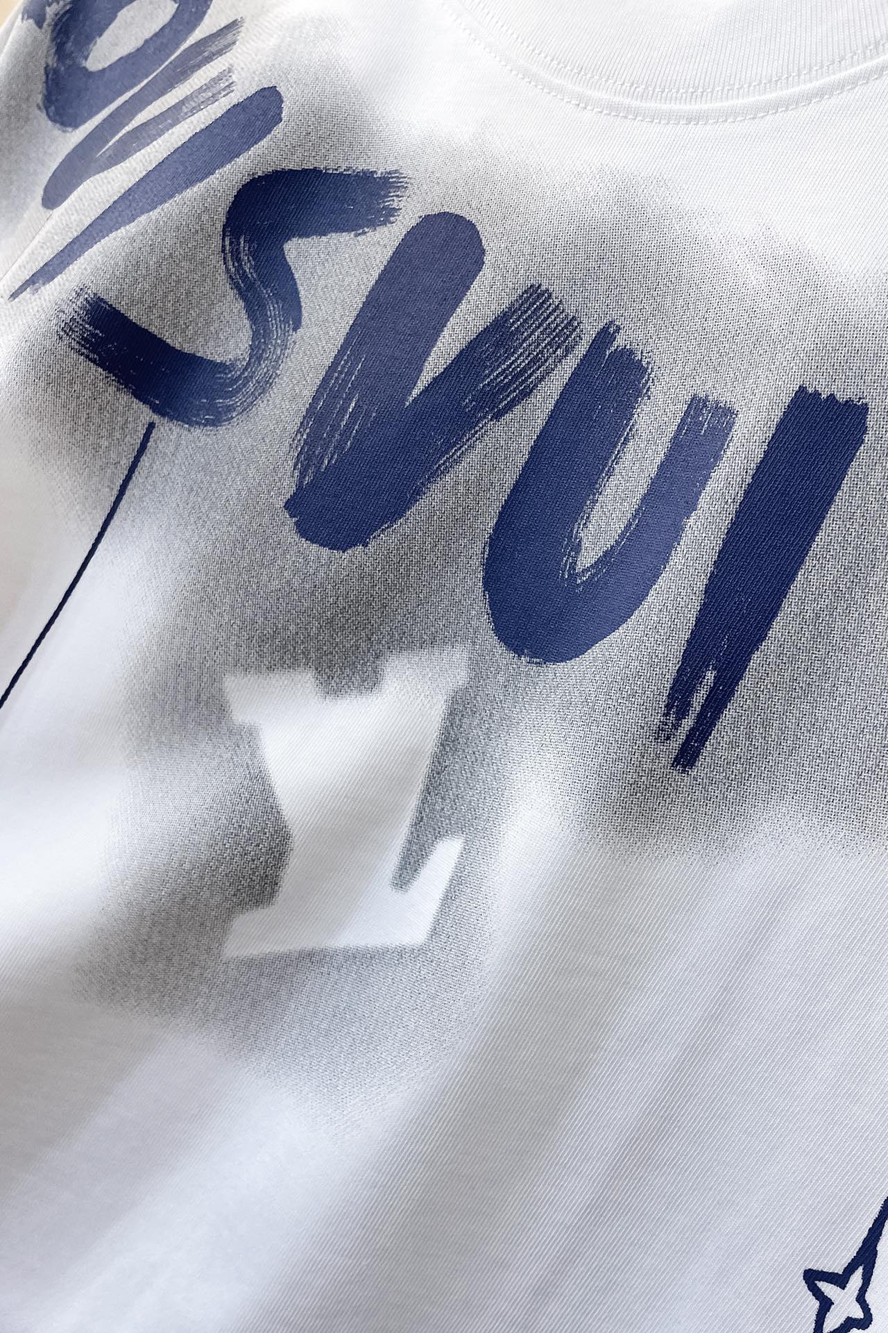  J025 LV🔥Louis Vuitton/路易威登  黑白字母涂鸦印花
标识精致升级，灵感源自八十年