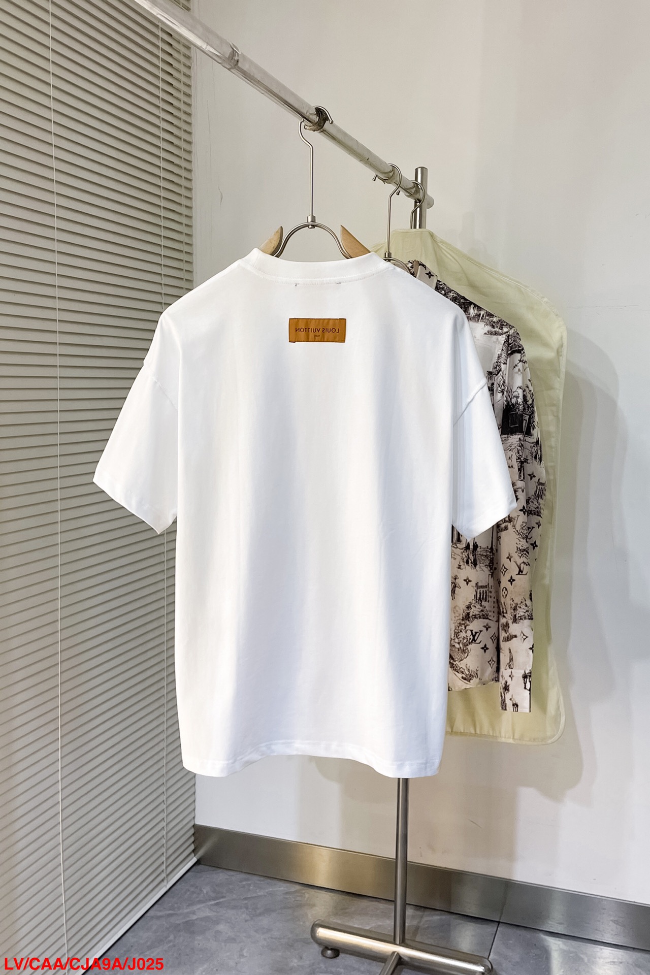  J025 LV🔥Louis Vuitton/路易威登  黑白字母涂鸦印花
标识精致升级，灵感源自八十年