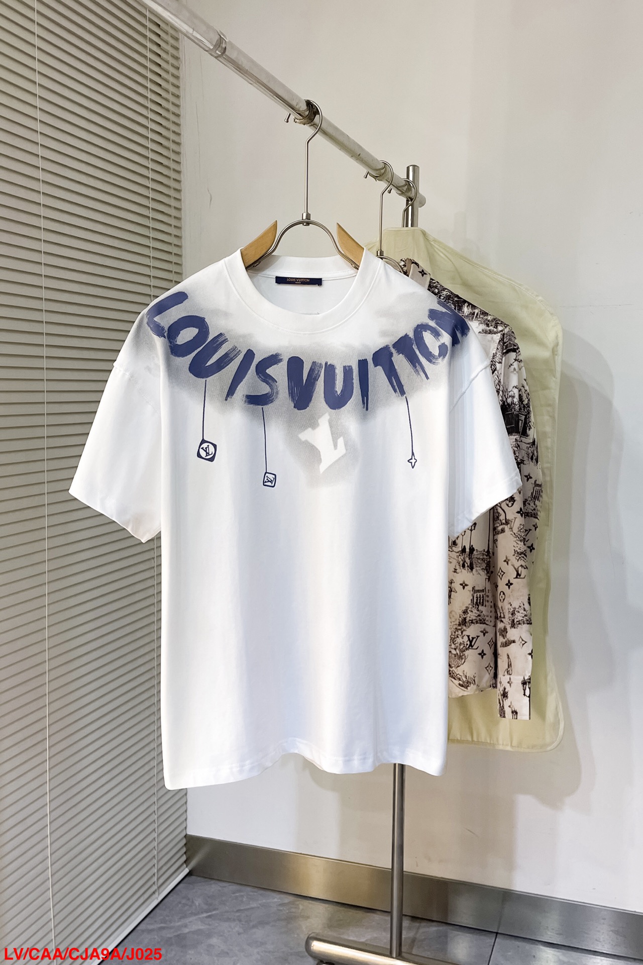  J025 LV🔥Louis Vuitton/路易威登  黑白字母涂鸦印花
标识精致升级，灵感源自八十年