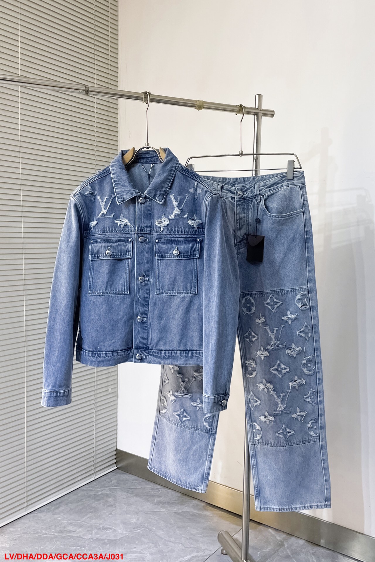 NO:131986,Set Top P P P P J031 LV LOUIS VUITTON Jacquard embroidered denim jacket Craft description uses custom denim fabric, Monogram element Micro Damier embellishes zipper front closure, full-frame Geo Rodeo jacquard, jacquard presents Micro Damie yarn, can be matched with the same season bottoms to create a fashionable look, and can handle various occasions, custom accessories, three standards, same style for men and women Jacket size: S-XL Pants size 30-36 Three standards are complete, removable,,louis vuitton,louis vuitton,jackets & coats,alexander wang19860909套装 上衣P 裤子P J031 LV LOUIS VUITTON 提花刺绣牛仔外套 工艺说明采用定制丹宁牛仔面料,Monogram元素Micro Damier点缀拉链前襟、全幅 Geo Rodeo 提花,提花呈现 Micro Damie 纱线,能与同季下装搭配营造时尚造型,驾驭各种场合,定制辅料,三标齐全,男女同款 外套尺码:S-XL 裤子尺码30-36 三标齐全 可拆卖,,louis vuitton,louis vuitton,jackets & coats,alexander wang,Men's clothing