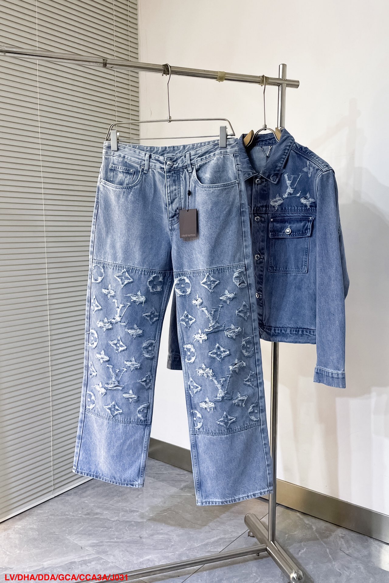 NO:131984,Set Top P P P P J031 LVLOUIS VUITTON Jacquard embroidered jeans Craft description uses custom tannin denim fabric, Monogram element Micro Damier embellishes zipper front closure, full-frame Geo Rodeo jacquard, jacquard presents Micro Damie yarn, can be matched with the same season bottoms to create a fashionable look, and can handle various occasions, custom accessories, three standards, same style for men and women Coat size: S-XL Pants size 30-36 Complete three standards Removable and sold, louis vuitton,louis vuitton,jeans,jackets & coats,alexander wang19860909套装 上衣P 裤子P J031 LVLOUIS VUITTON 提花刺绣牛仔裤 工艺说明采用定制丹宁牛仔面料,Monogram元素Micro Damier点缀拉链前襟、全幅 Geo Rodeo 提花,提花呈现 Micro Damie 纱线,能与同季下装搭配营造时尚造型,驾驭各种场合,定制辅料,三标齐全,男女同款 外套尺码:S-XL 裤子尺码30-36 三标齐全 可拆卖,,louis vuitton,louis vuitton,jeans,jackets & coats,alexander wang,Men's clothing