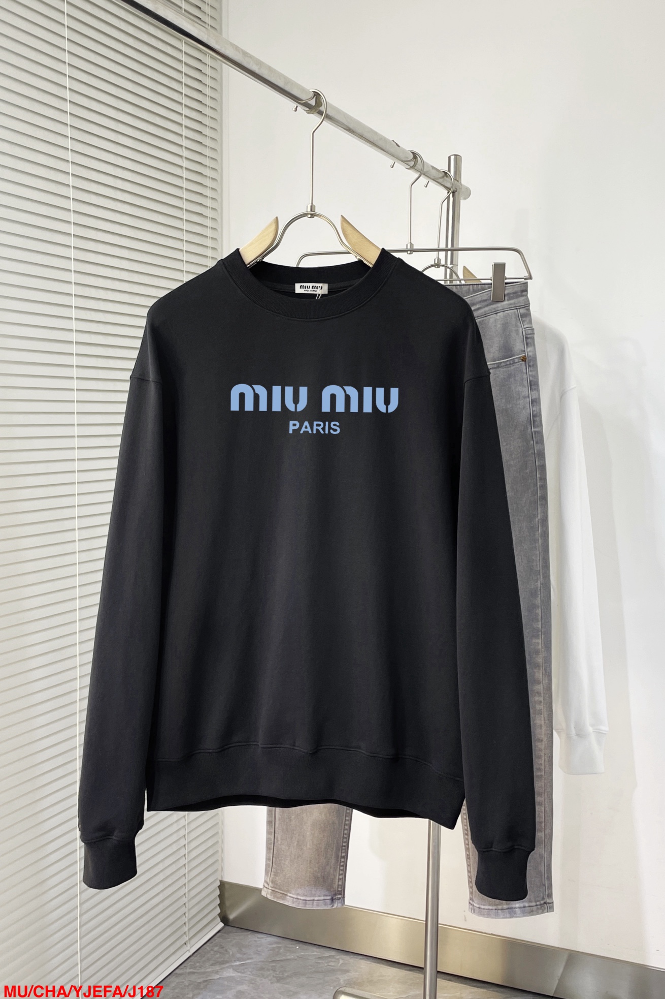 NO:568788,J187 MU Miu Miu official website The new letter printing double-layer heavy-duty letter pattern is a hot item every year, whether it is T-shirts or sweatshirts. Large-area printing on the front is directly sprayed by Dakangli digital printing machine. The cost is extremely high. After many debuggings, the color difference restoration of the pattern is close to 99% with the original version. It is different from the junk offset printing version in the market. Super time-consuming. The fabric is exclusively customized and dyed 400 grams. Cotton double-ply M-3XL  Black and white 2 colors (refer to 182/160 to wear L fit) 220 pounds can wear a bit large bust, long sleeves, M 56 7166 L58 7367 XL 60 7568 2XL 62 77 69 3XL 64 7970,,hoodie,sweatshirts,alexander   wang19860909J187 MU缪缪官网 新款字母印花双层重工字母图案不管是T桖还是卫衣都是每年的爆款单品 前幅大面积印花采用大康丽数码印花机直喷 成本极高 经过多次的调试打版图案色差还原度与原版接近百分之99 区别市场垃圾胶印版本 超级费工时 面料采用独家定制定染400克 棉双股 M-3XL 黑白2色（参考182/160穿L合身）220斤可穿偏大  胸 围 衣 长 袖 长 M 56 7166 L58 7367 XL 60 7568 2XL 62 77 69 3XL 64 7970,,hoodie,sweatshirts,alexander wang,Men's clothing