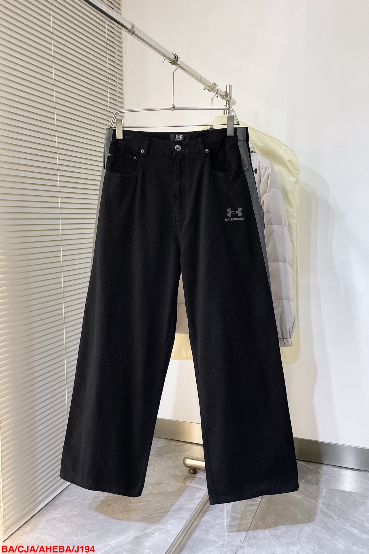 NO:128671,J194 BABLCG Paris co-branded embroidered side trousers Customized luxury velvet filament super soft fabric, full texture, comfortable skin fit, imported machine embroidery process, high precision, smooth and delicate lines, two-color interwoven splicing process, priority is given to infrared equalization cut bed, and then fine sewing splicing, splicing is natural, flat and tidy, forming a visual effect of two-color interwoven, soft light ancient water washing process, through specific chemical and logistics treatment, the surface of the fabric has a soft luster, reflecting a bit of old material in the slight wrinkle, loose style SizeXS-L three standards are complete The next day,,alexander wang19860909J194 BABLCG 巴黎联名款刺绣侧拼长裤 定制奢绒纤丝超柔面料,质感十足,舒适贴肤 ,进口机刺绣工艺,精度高,线条流畅而细腻,双色交织序拼接工艺 优先通过红外线等位裁床,再通过精细的缝制拼接,拼接自然,平整整洁,形成双色交织的视觉效果,柔光古韵洗水工艺,通过特定的化学和物流处理,使面料表面呈现出柔和的光泽,在轻微的皱度中体现出几分旧料之感,宽松版型 SizeXS-L 三标齐全 隔天,,alexander wang,Men's clothing