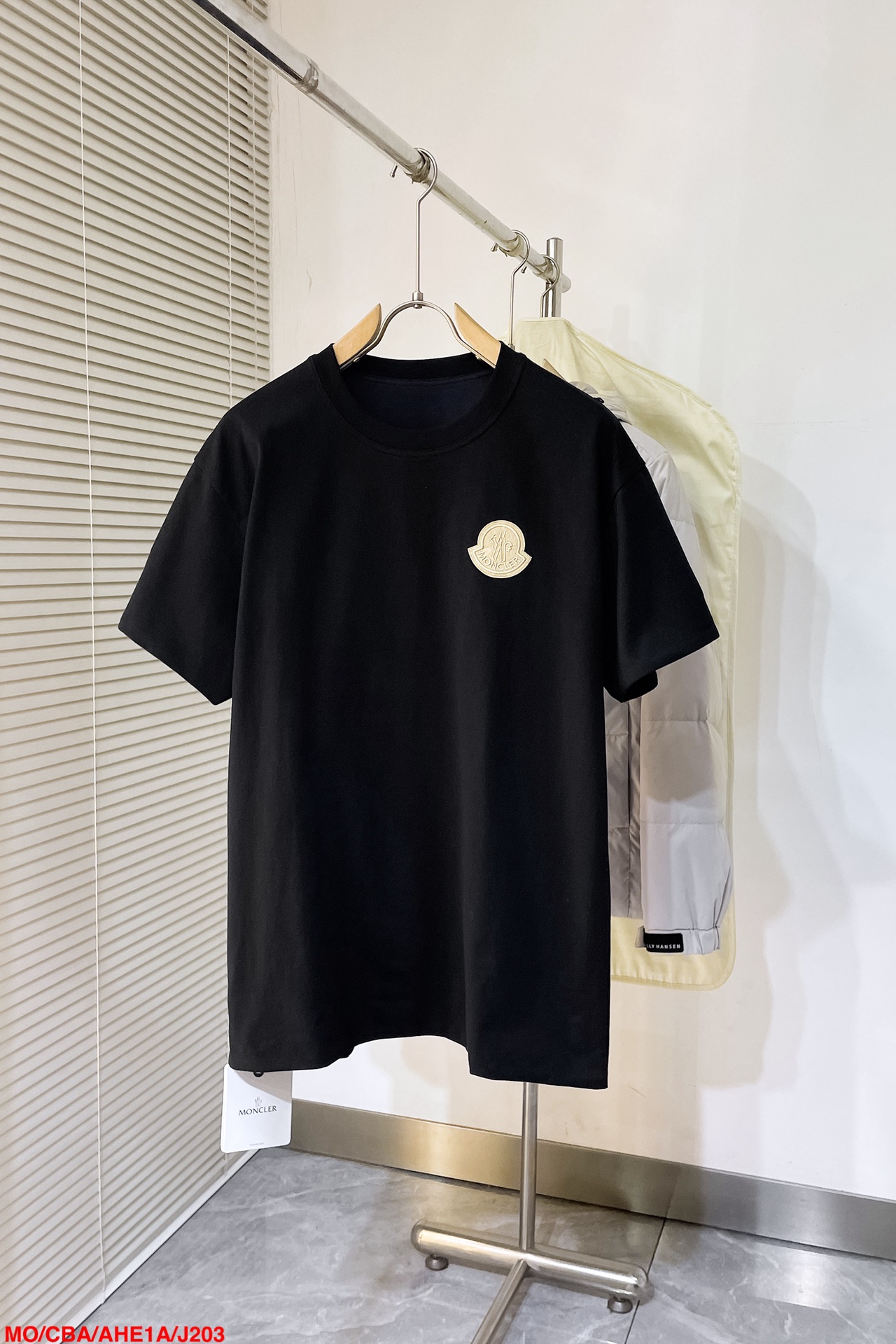 NO:128668,J203 MOMONCLER Double-sided logo short sleeves Process description Customized Taal white collision dust-free ink silk on the front Customized Taal blue and black pattern on the back Computer drawing sewing machine process Enter the required patterns through computer software High-precision positioning system Ensure the accurate position of the pattern on the fabric Using advanced sewing technology and equipment The neckline adopts computer double-needle sewing process Use advanced computer control system Can be matched with the same style to create a fashionable look, control various occasions, customize auxiliary materials, complete three standards, the same style for men and women!  S-XL three standards are complete the next day, christian louboutin, T-shirt, alexander wang19860909J203 MOMONCLER 双面穿标识短袖 工艺说明正面定制塔尔白撞无尘墨绸 反面定制塔尔蓝黑绮纹调 电脑画样缝纫机工艺 通过电脑软件输入所需的图案 高精度的定位系统 确保图案在布料上的准确位置 采用先进的缝制技术和设备 领口采用电脑双针车缝制工艺 利用先进的电脑控制系统 能与同款搭配营造时尚造型,驾驭各种场合,定制辅料,三标齐全,男女同款！ 码数S-XL 三标齐全隔天,,christian louboutin,T-shirt,alexander wang,Men's clothing