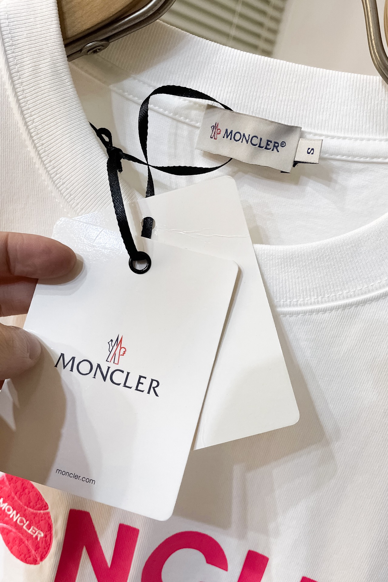  J272 MO🔥moncler 官网新品字母徽标印花圆领加厚短袖T恤，正面胸前缀牌字母设计，打造男士基