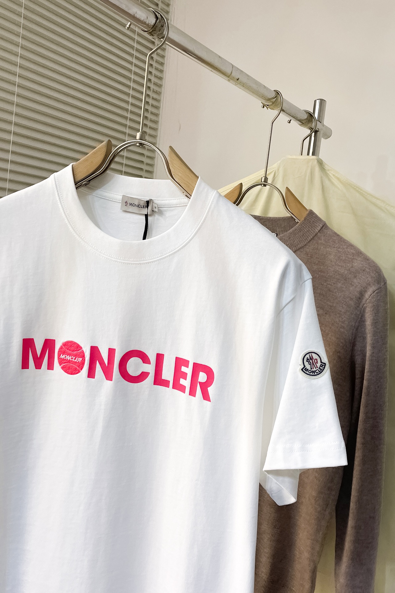  J272 MO🔥moncler 官网新品字母徽标印花圆领加厚短袖T恤，正面胸前缀牌字母设计，打造男士基
