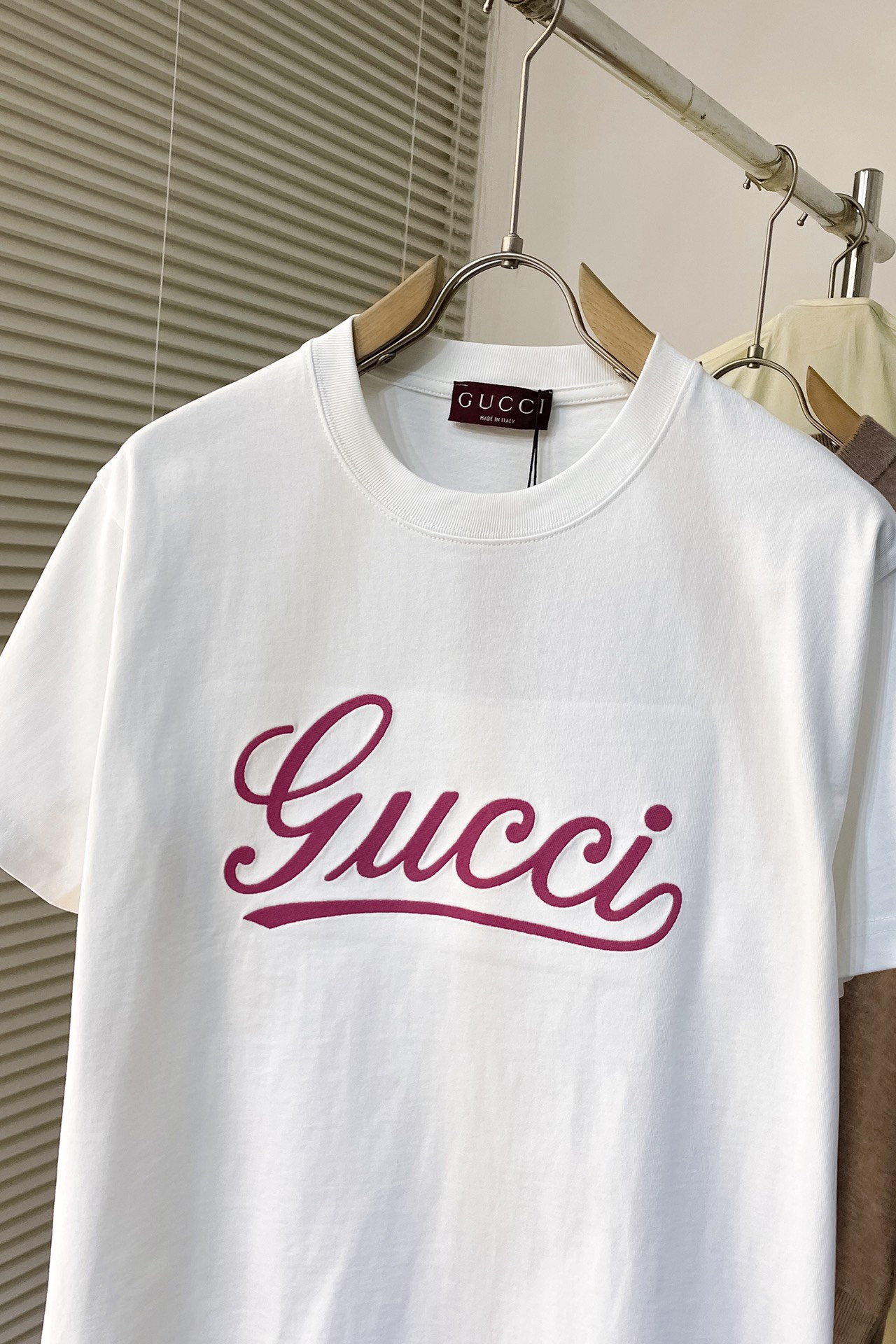  J272 MO🔥Gucci 2025ss早春新款粉色手写logo印花短袖T恤，采用立体印花工艺 区别于