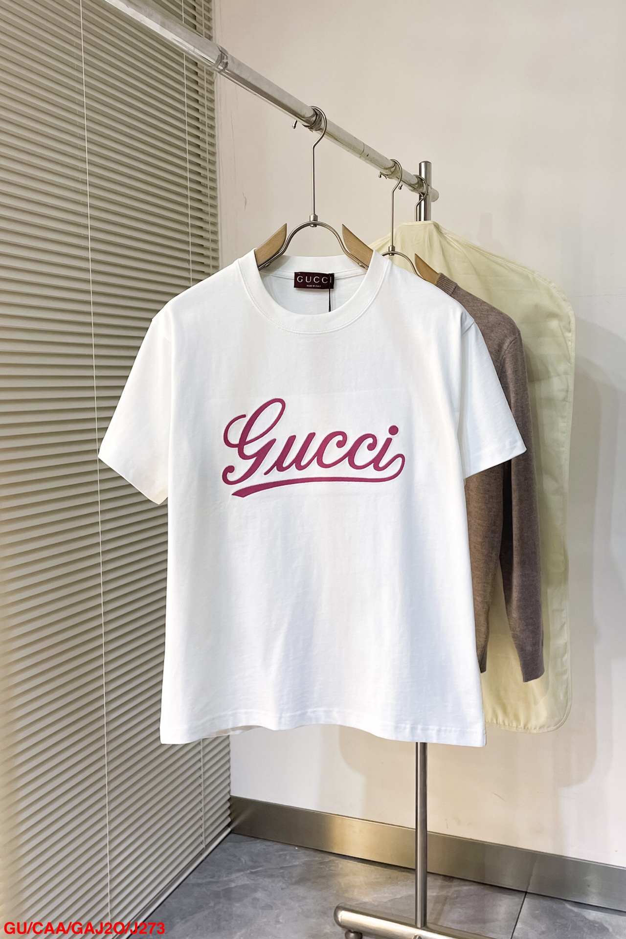  J272 MO🔥Gucci 2025ss早春新款粉色手写logo印花短袖T恤，采用立体印花工艺 区别于