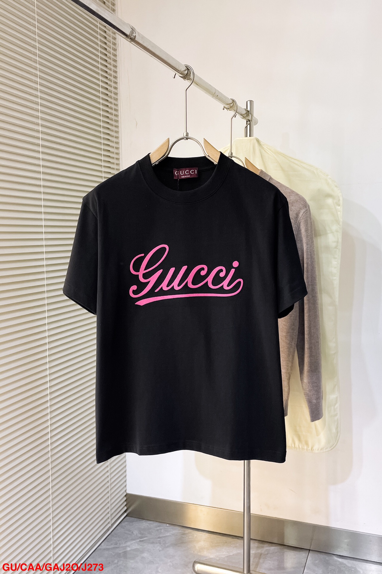  J272 MO🔥Gucci 2025ss早春新款粉色手写logo印花短袖T恤，采用立体印花工艺 区别于
