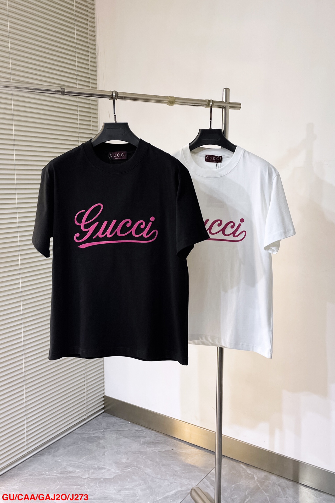  J272 MO🔥Gucci 2025ss早春新款粉色手写logo印花短袖T恤，采用立体印花工艺 区别于