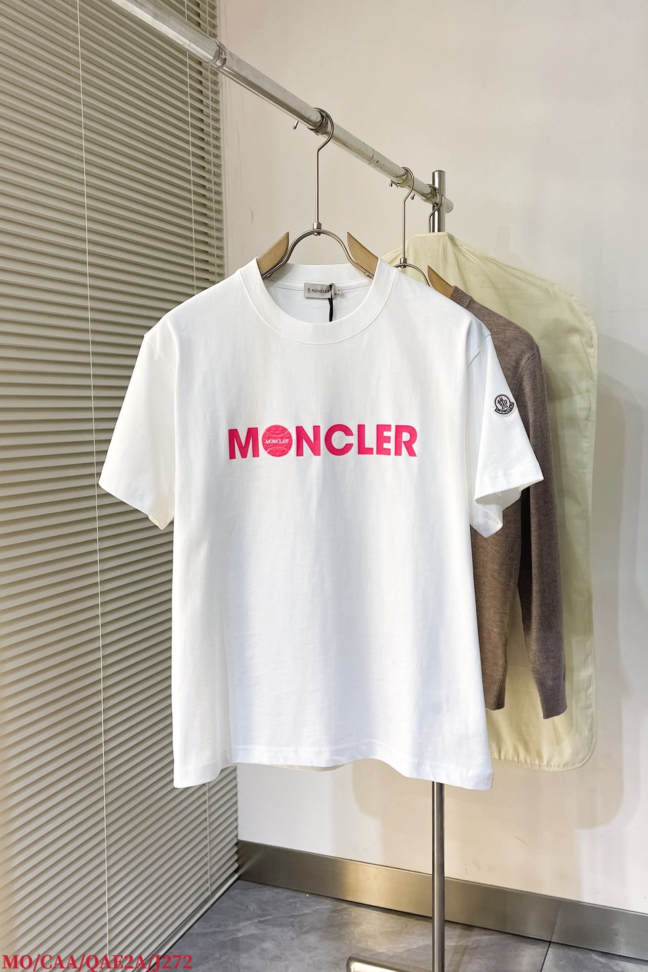  J272 MO🔥moncler 官网新品字母徽标印花圆领加厚短袖T恤，正面胸前缀牌字母设计，打造男士基