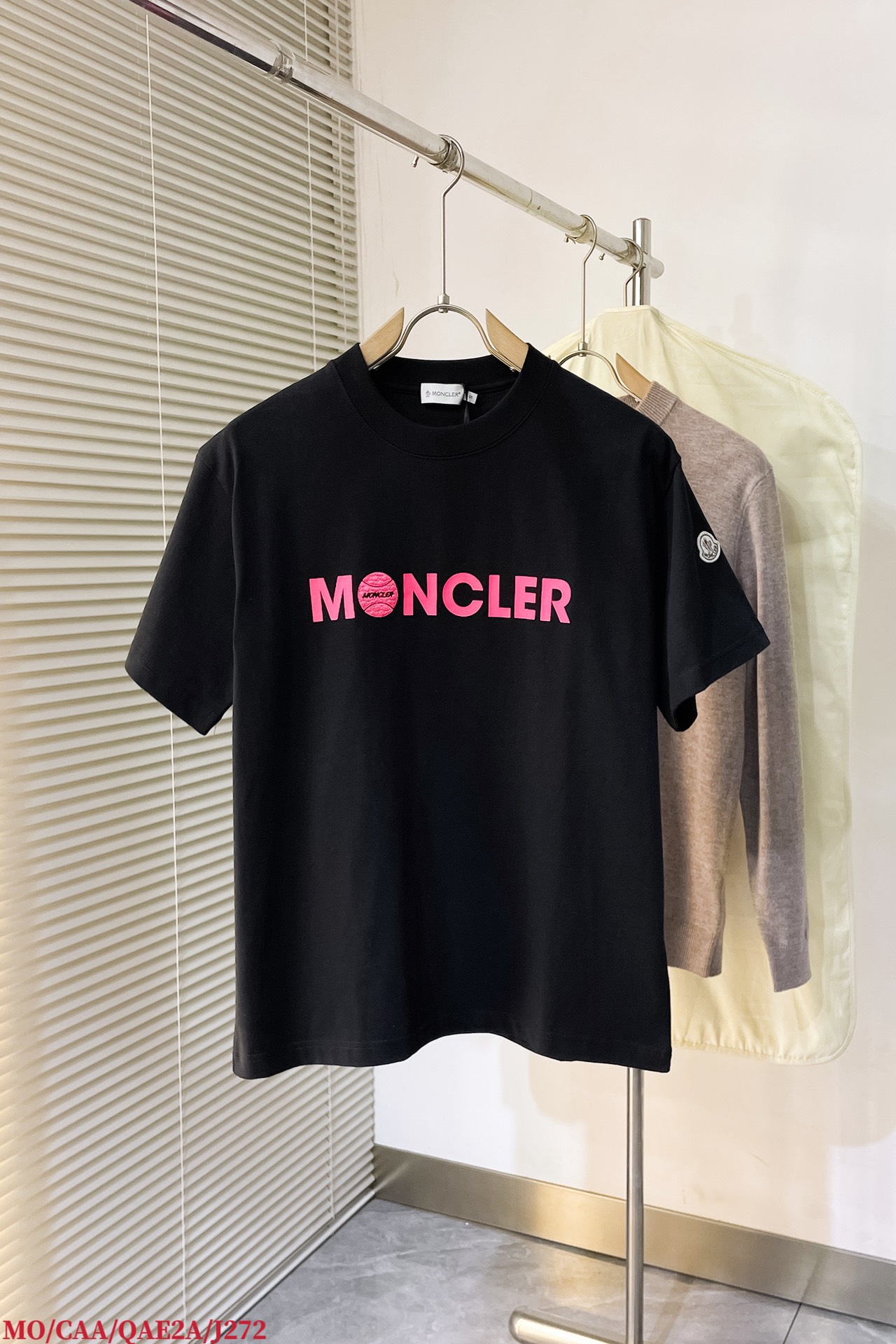  J272 MO🔥moncler 官网新品字母徽标印花圆领加厚短袖T恤，正面胸前缀牌字母设计，打造男士基
