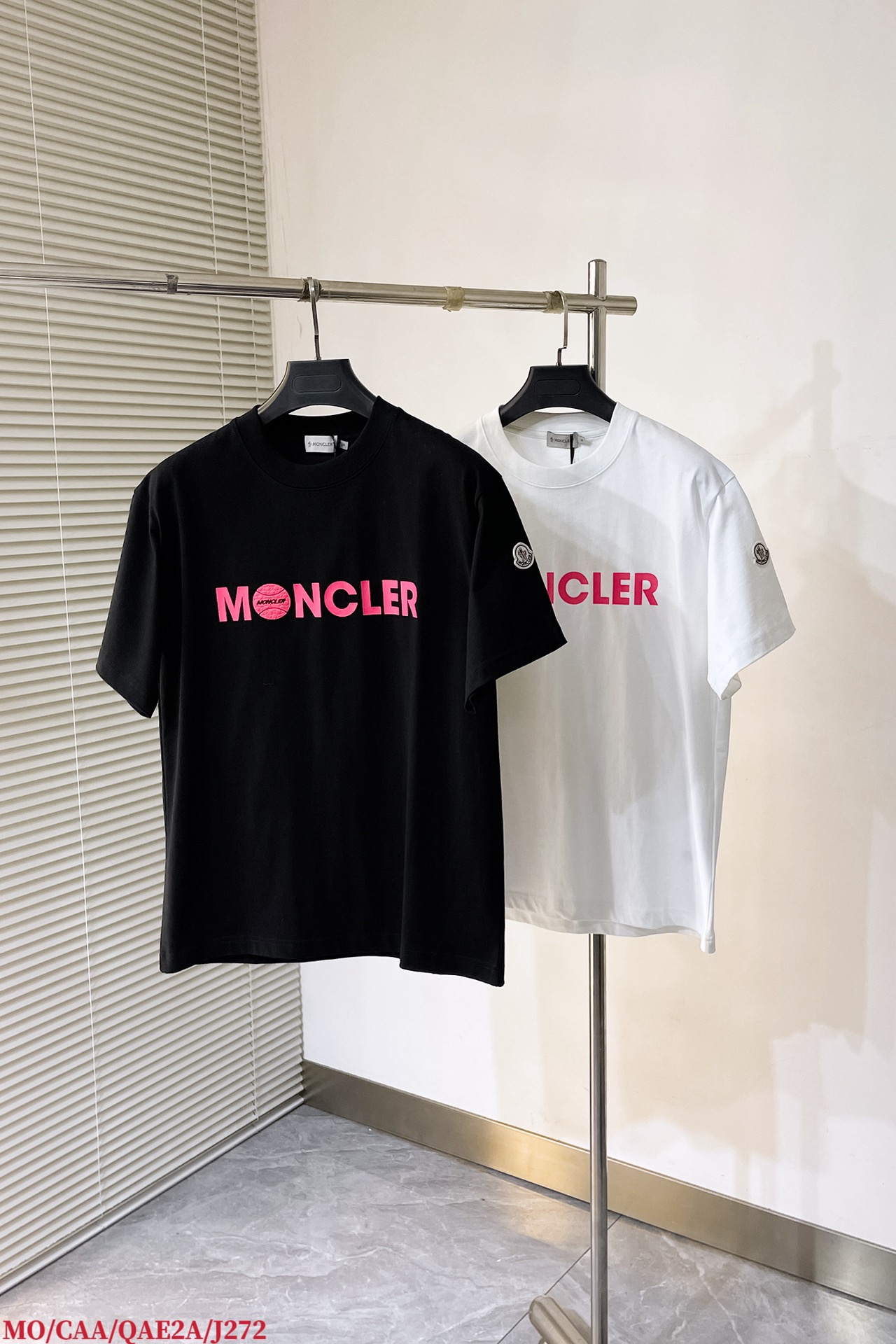  J272 MO🔥moncler 官网新品字母徽标印花圆领加厚短袖T恤，正面胸前缀牌字母设计，打造男士基
