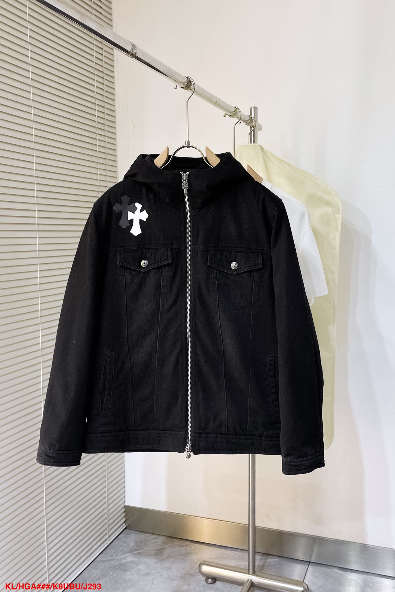 NO:596380,J293 KL Crow Heart 25SS latest men's hooded denim down jacket cross jacket. Heavy hardware!  It has a strong sense of high-end, the fabric is comfortable and the upper body has a great fit. The accessories are all exclusively customized, warm and stylish, simple and elegant!  Selected 90% white duck down, the best choice to keep warm and keep out the cold in autumn and winter!  Sizes S -19860909J293 KL 克罗心 25SS最新款男士连帽牛仔羽绒服 十字架外套.重工五金！高级感强 面料舒适上身版型超赞 辅料都是独家定制 保暖有型、简单大方款式！精选90白鸭绒 保暖、秋冬御寒的最佳选择！尺码S-XL 三标齐全 此款转图下单高让利 隔天,,chrome hearts,jackets & coats,down jacket,hats,alexander wang,Men's clothing