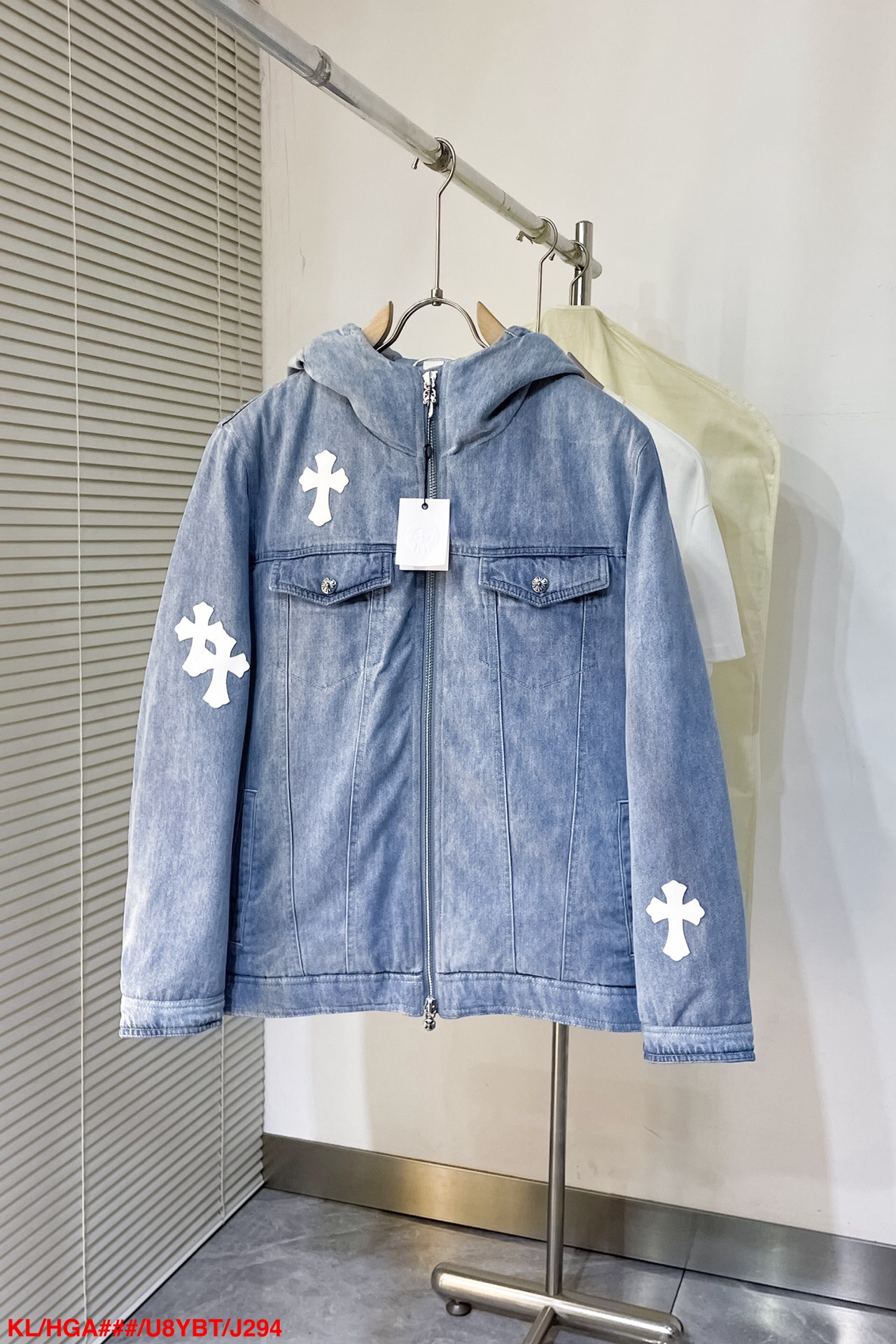 NO:596377,J294 KL Crow Heart 25SS latest men's hooded denim down jacket cross jacket. Heavy hardware!  It has a strong sense of high-end, the fabric is comfortable and the upper body has a great fit. The accessories are all exclusively customized, warm and stylish, simple and elegant!  Selected 90% white duck down, the best choice to keep warm and keep out the cold in autumn and winter!  Sizes S -19860909J294 KL克罗心25SS最新款男士连帽牛仔羽绒服 十字架外套.重工五金！高级感强 面料舒适上身版型超赞 辅料都是独家定制 保暖有型、简单大方款式！精选90白鸭绒 保暖、秋冬御寒的最佳选择！尺码S-XL 三标齐全 此款转图下单高让利 隔天,,chrome hearts,jackets & coats,down jacket,hats,alexander wang,Men's clothing