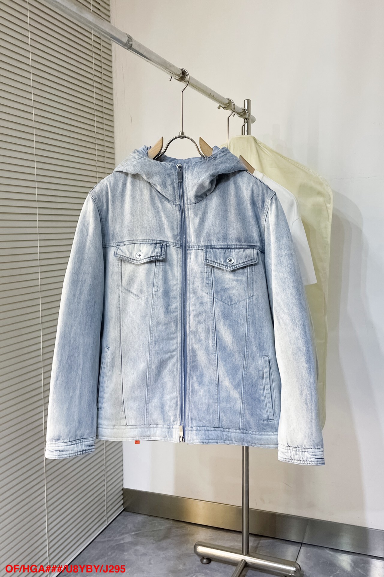 NO:596374,J295 OF OFF WHITE new denim print hooded down jacket, customer-supplied denim fabric, washed slightly whitened and aged, classic ow brand print on the back, highly recognizable. 90 down filling, same style for men and women. Color black blue Size S-XL Exclusively available in size S-XL Three standards complete This model is available for high profit by reposting the order next day, off white, jackets & coats, down jacket, hats, alexander wang19860909J295 OF OFF WHITE新款牛仔印花 连帽羽绒服外套 客供牛仔面料 水洗微泛白做旧,后背ow品牌经典印花 辨识度极高.90绒填充 男女同款. 颜色黑色 蓝色 尺码S-XL 独家专供尺码S-XL 三标齐全 此款转图下单高让利 隔天,,off white,jackets & coats,down jacket,hats,alexander wang,Men's clothing