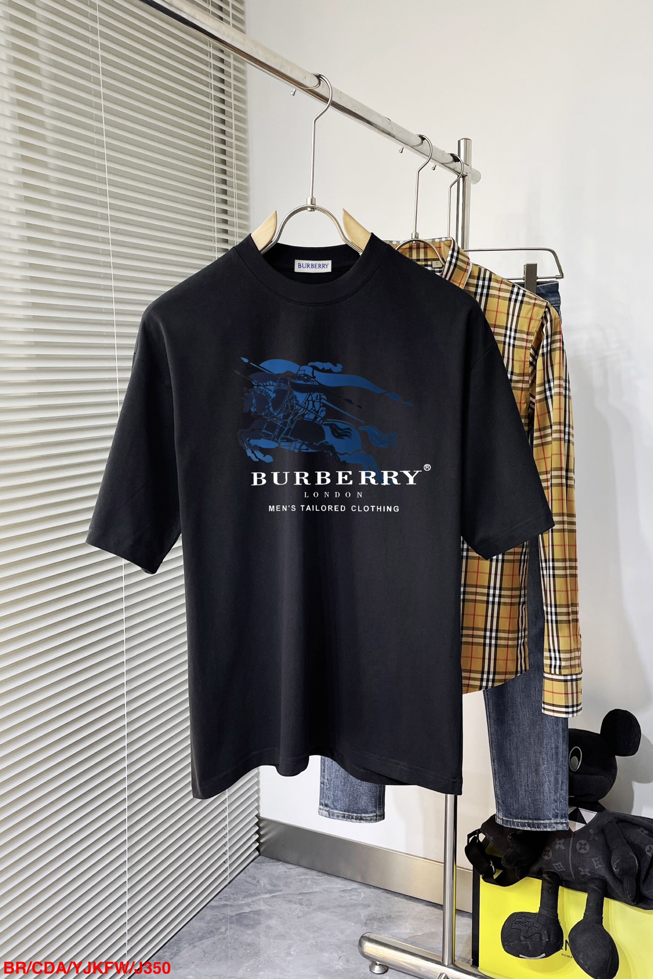 NO:135753,J350 BR Burberry 2025 official website new letter printing double-layer heavy industry short-sleeved T-pattern letter pattern is a hit item every year, whether it is a T-pattern or a sweatshirt, it is a hit item every year. The front large-area printing is direct injection by Dakangli digital printing machine, which is extremely costly. After many debugging and shaping, the color difference reduction degree is close to 99% from the original version. Different from the market junk offset printing version, super labor-consuming. The fabric is exclusively customized and dyed 230 grams. Cotton double strand M-3XL 200 kilograms can be worn. Bust shoulder wide clothes long sleeve length M 10450 6922 L 10852 7022.5 XL11254 72 23 2XL 16 7423.5 3XL 120 58 76  24, burberry, hoodie, sweatshirts, T-shirt, alexander wang19860909J350 BR巴宝莉2025官网新款字母印花双层重工短袖T桖 字母图案不管是T桖还是卫衣都是每年的爆款单品 前幅大面积印花采用大康丽数码印花机直喷 成本极高 经过多次的调试打版图案色差还原度与原版接近百分之99 区别市场垃圾胶印版本 超级费工时 面料采用独家定制定染230克 棉双股 M-3XL 200斤可穿 胸围 肩宽衣长袖长 M 10450 6922 L 10852 7022.5 XL11254 72 23 2XL 16 7423.5 3XL 120 58 76 24,,burberry,hoodie,sweatshirts,T-shirt,alexander wang,Men's clothing