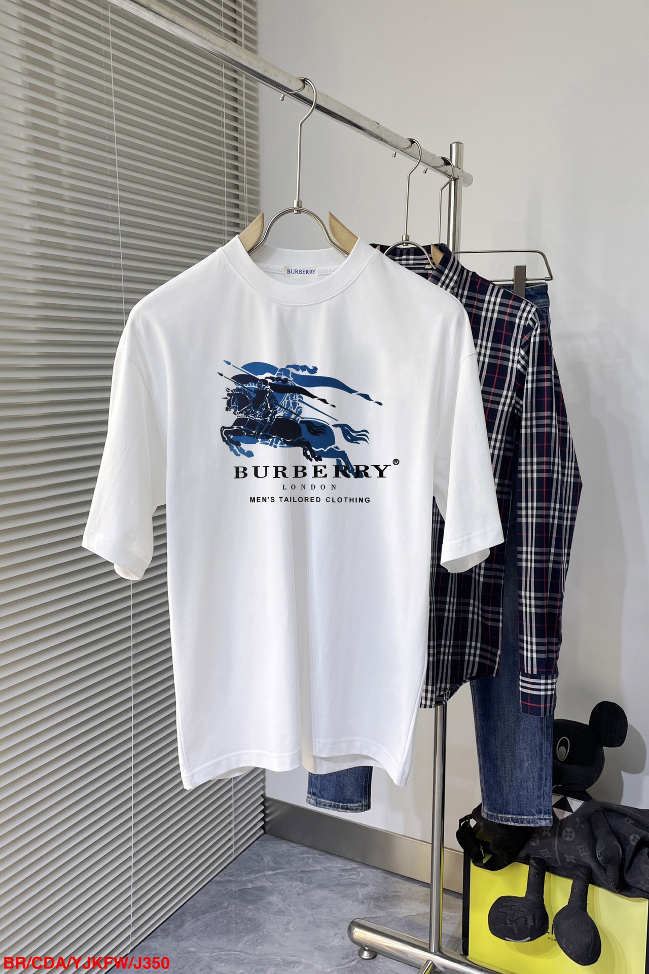 NO:135756,J350 BR Burberry 2025 official website new letter printing double-layer heavy industry short-sleeved T-pattern letter pattern is a hit item every year, whether it is a T-pattern or a sweatshirt, it is a hit item every year. The front large-area printing is direct injection by Dakangli digital printing machine, which is extremely costly. After many debugging and shaping, the color difference reduction degree is close to 99% from the original version. Different from the market junk offset printing version, super labor-consuming. The fabric is exclusively customized and dyed 230 grams. Cotton double strand M-3XL 200 kilograms can be worn. Bust shoulder wide clothes long sleeve length M 10450 6922 L 10852 7022.5 XL11254 72 23 2XL 16 7423.5 3XL 120 58 76  24, burberry, hoodie, sweatshirts, T-shirt, alexander wang19860909J350 BR巴宝莉 2025官网新款字母印花双层重工短袖T桖 字母图案不管是T桖还是卫衣都是每年的爆款单品 前幅大面积印花采用大康丽数码印花机直喷 成本极高 经过多次的调试打版图案色差还原度与原版接近百分之99 区别市场垃圾胶印版本 超级费工时 面料采用独家定制定染230克 棉双股 M-3XL 200斤可穿 胸围 肩宽衣长袖长 M 10450 6922 L 10852 7022.5 XL11254 72 23 2XL 16 7423.5 3XL 120 58 76 24,,burberry,hoodie,sweatshirts,T-shirt,alexander wang,Men's clothing